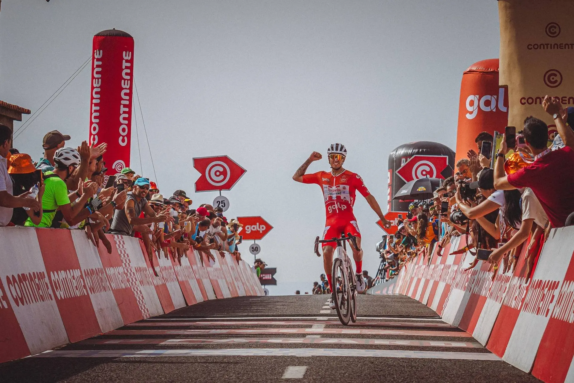 Nicolas Tivani vence no Montejunto e dá a segunda ao Louletano na Volta a Portugal 2025