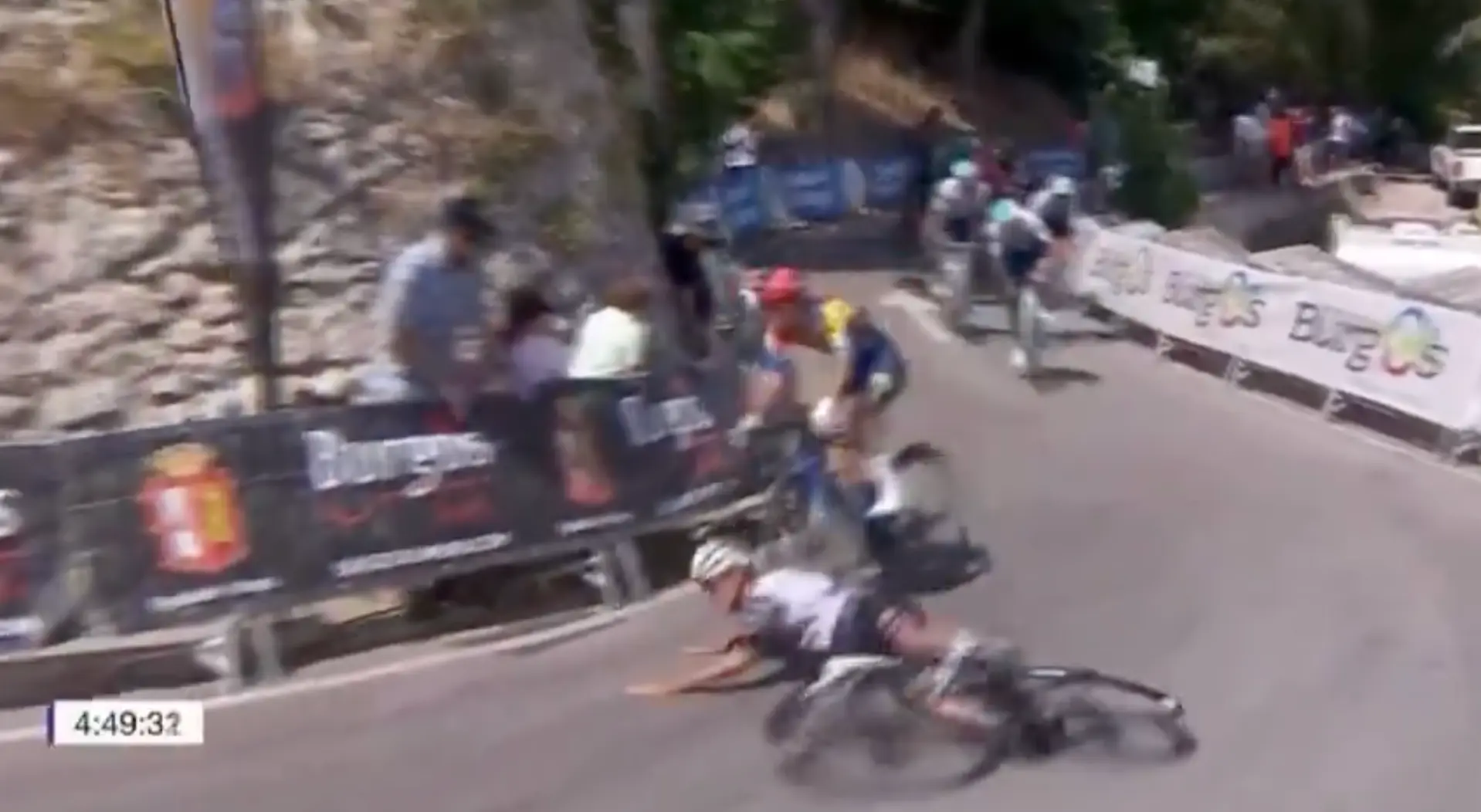 VIDEO - Queda de Isaac del Toro e Giulio Ciccone no final da 1ª etapa da Volta a Burgos