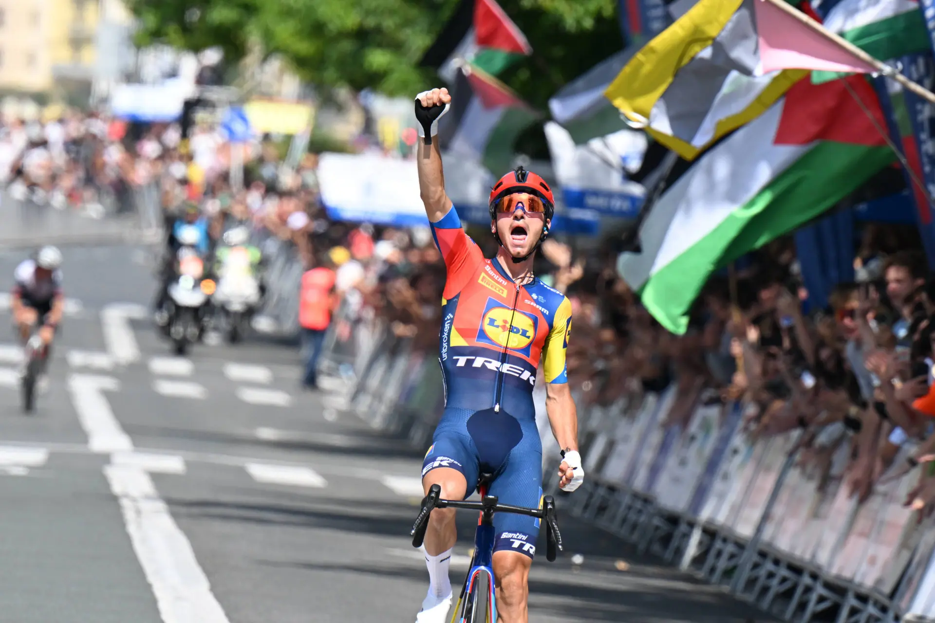 UAE defeated! Giulio Ciccone holds of Christen, Del Toro & Ayuso to win Clasica San Sebastian 2025 solo