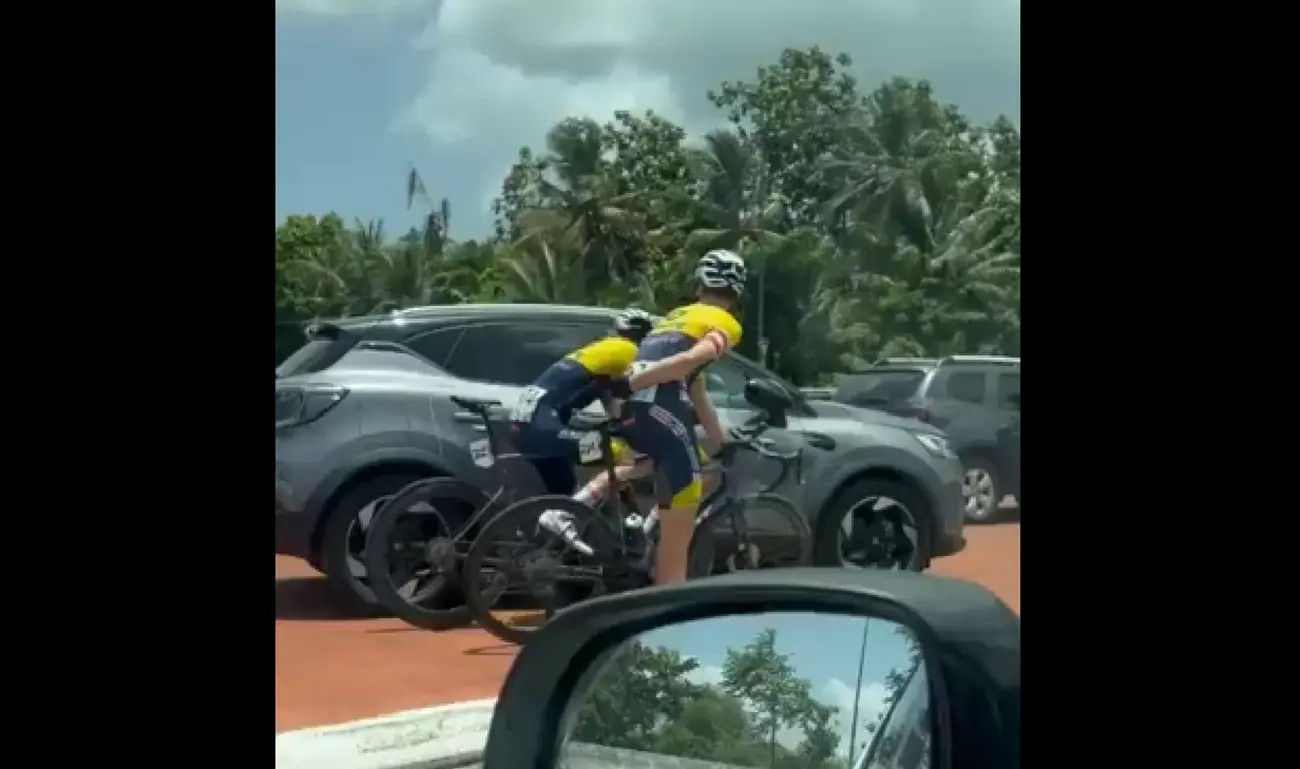 Insólito: dois ciclistas ficam atrasados, escondem-se atrás de um carro e retomam uma corrida do escalão 2.2