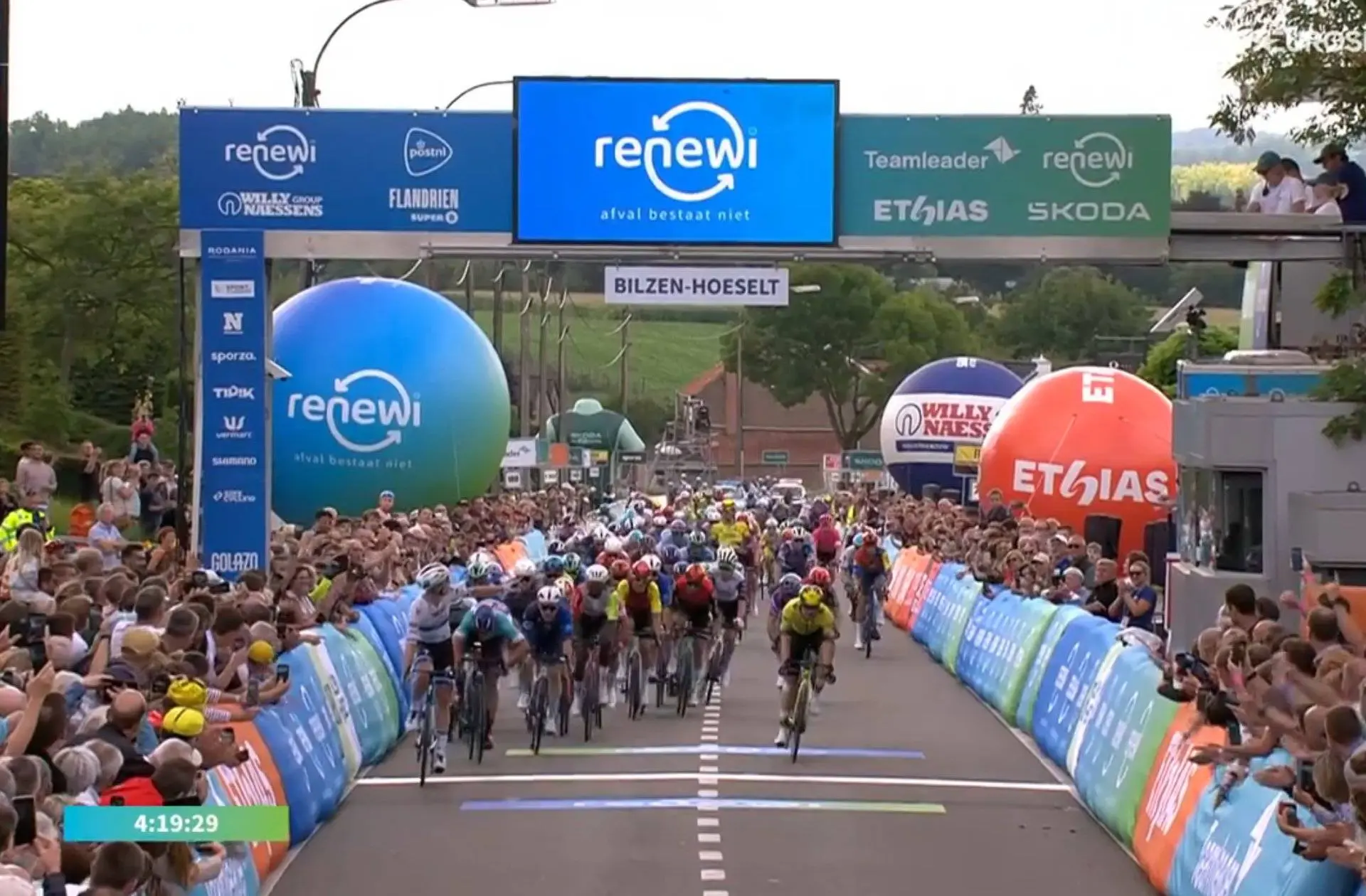 Tim Merlier volta a vencer no Renewi Tour. Campeão europeu continua a dominar as chegadas ao sprint