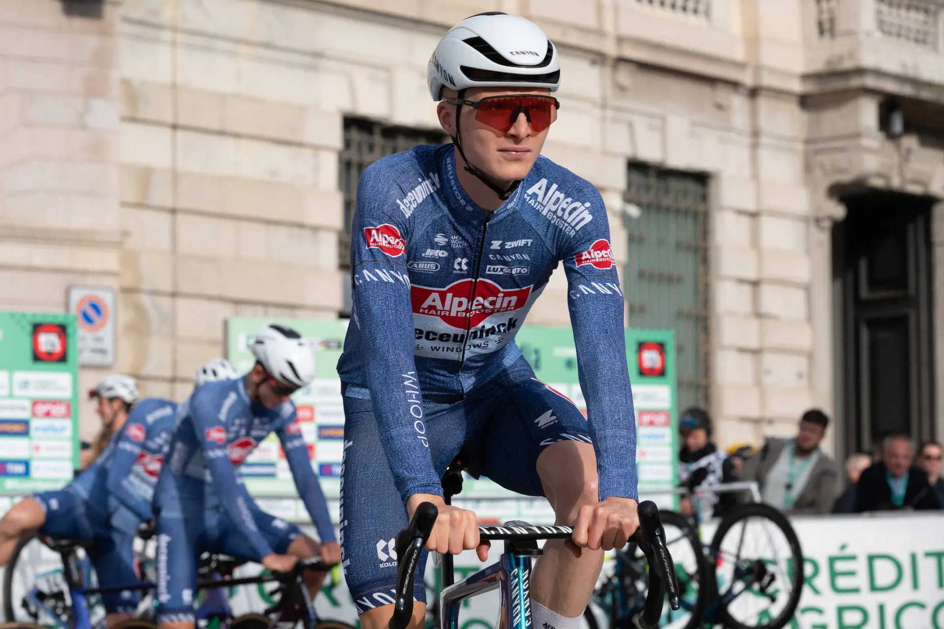 “Foi um milagre ter sobrevivido” - corredor da Alpecin explica o rescaldo da queda em massa da Volta a Itália 2025 em Nápoles