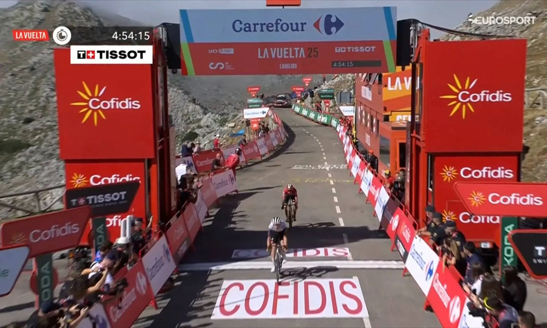 É das Caldas o orgulho de Portugal. João Almeida vence no Alto de l'Angliru e reduz tempo para Vingegaard.