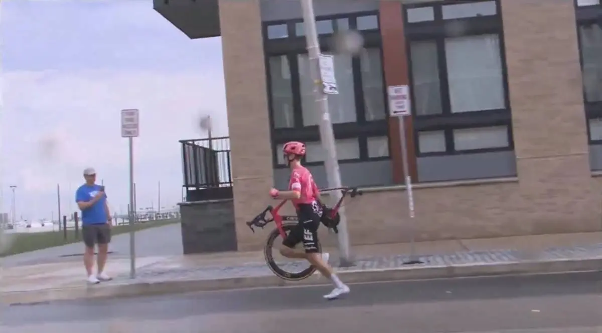 VIDEO | 'Doing a Froome' - Neilson Powless recreates iconic bike run at Maryland Cycling Classic