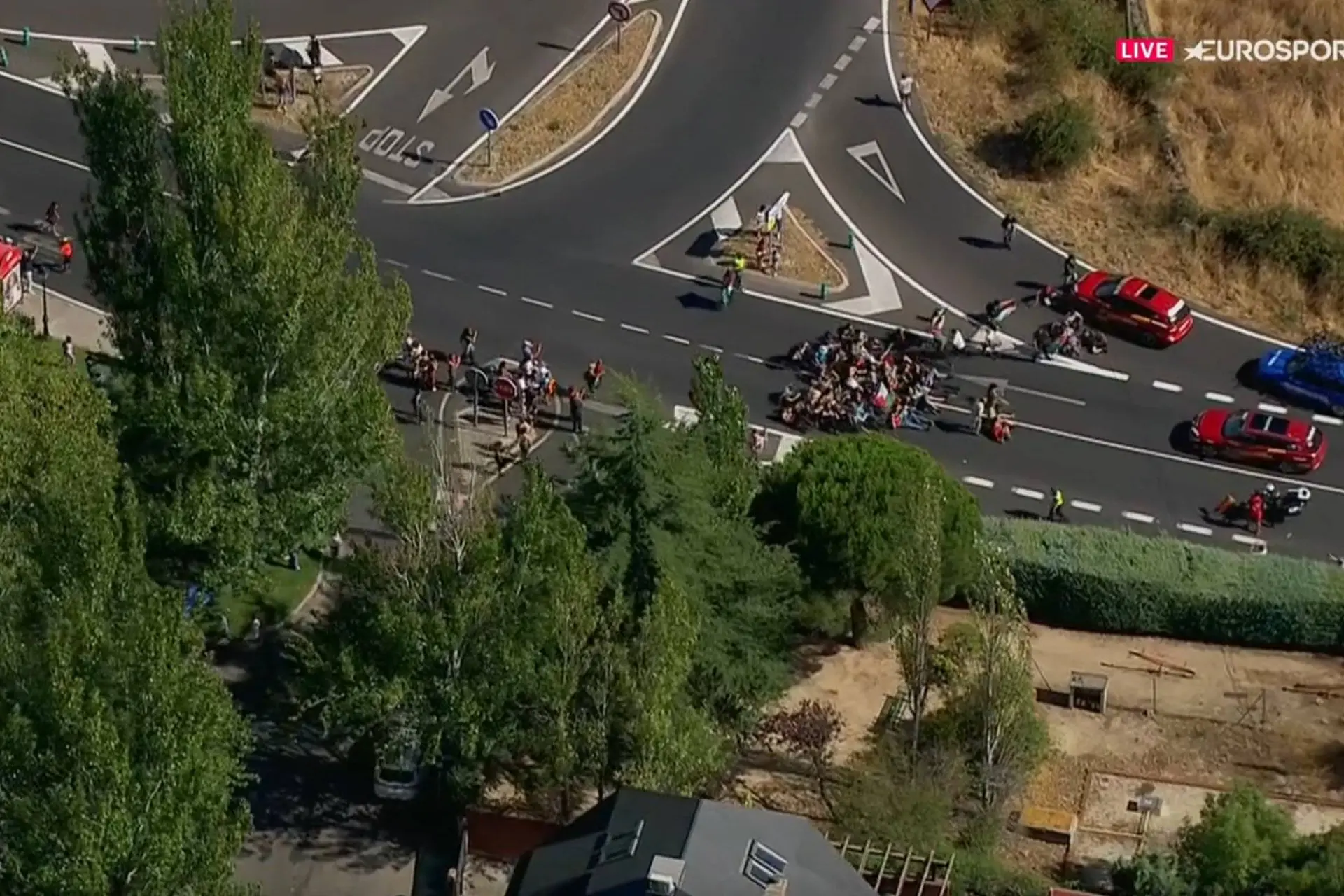VIDEO: Protestors strike again at La Vuelta 2025 in attempted blockade on stage 20
