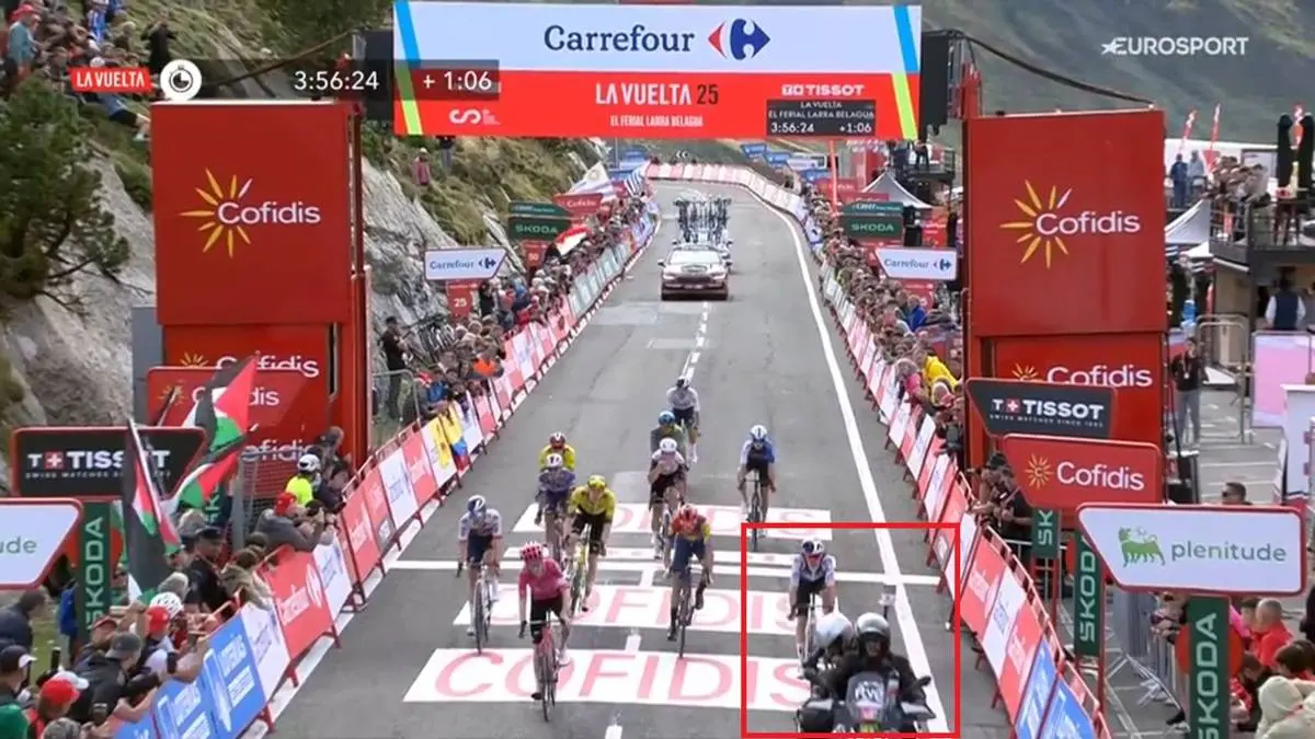 Jury & Fines Vuelta a Espana 2025 | Update Stage 10 - Yellow card for motorbike that led Pidcock through final sprint