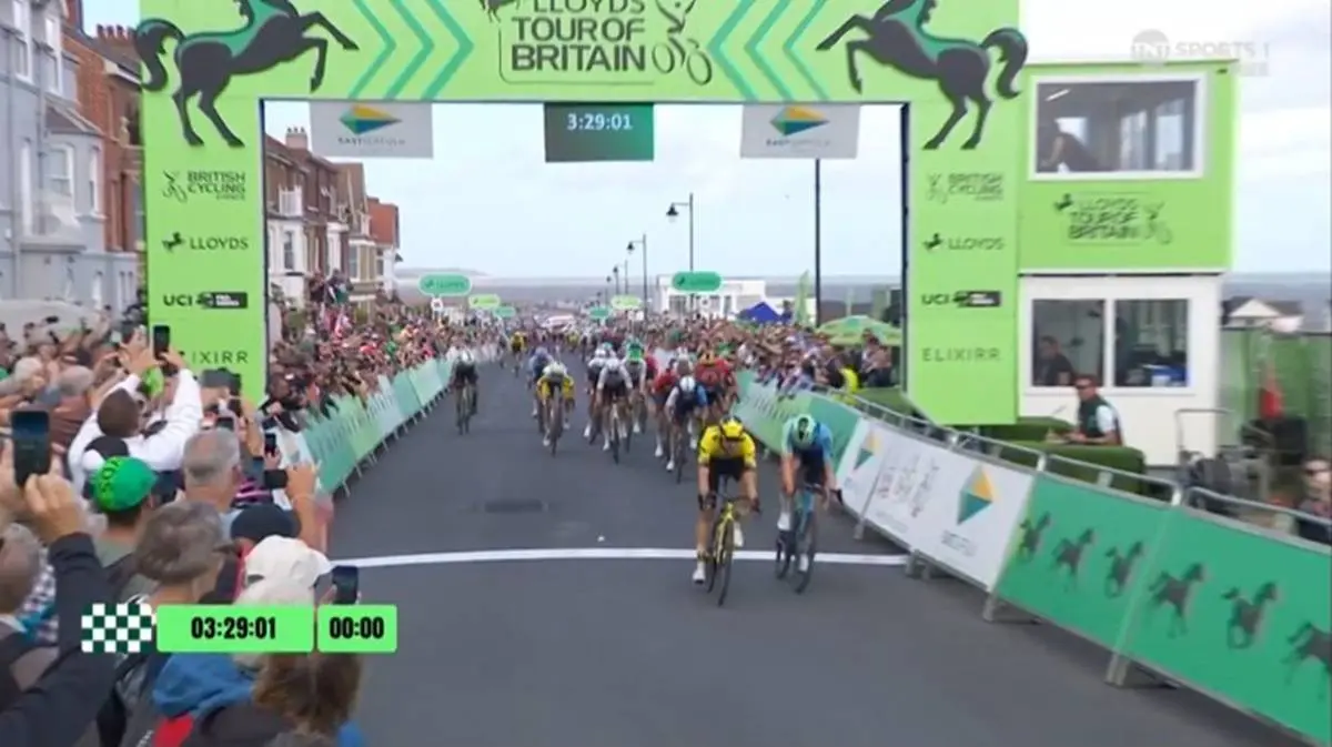 Olav Kooij takes win on Tour of Britain opener - Visma sprinter completes perfect team leadout