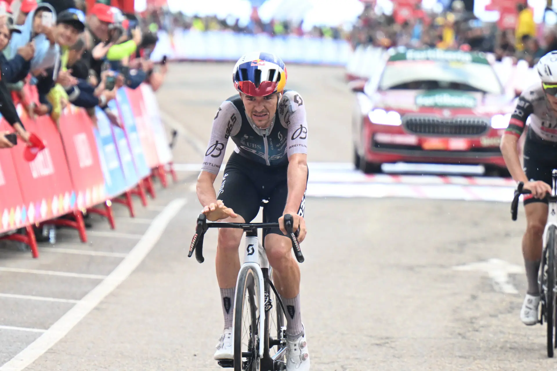 Júri e multas - Volta a Espanha 2025 10ª etapa: Amarelo para mota que abriu caminho a Pidcock no sprint final