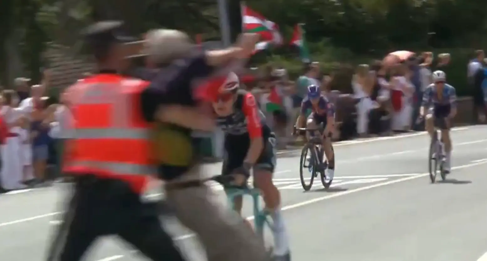 UPDATE | Pro-Palestine protest causes crash at Vuelta a Espana... for Intermarché rider
