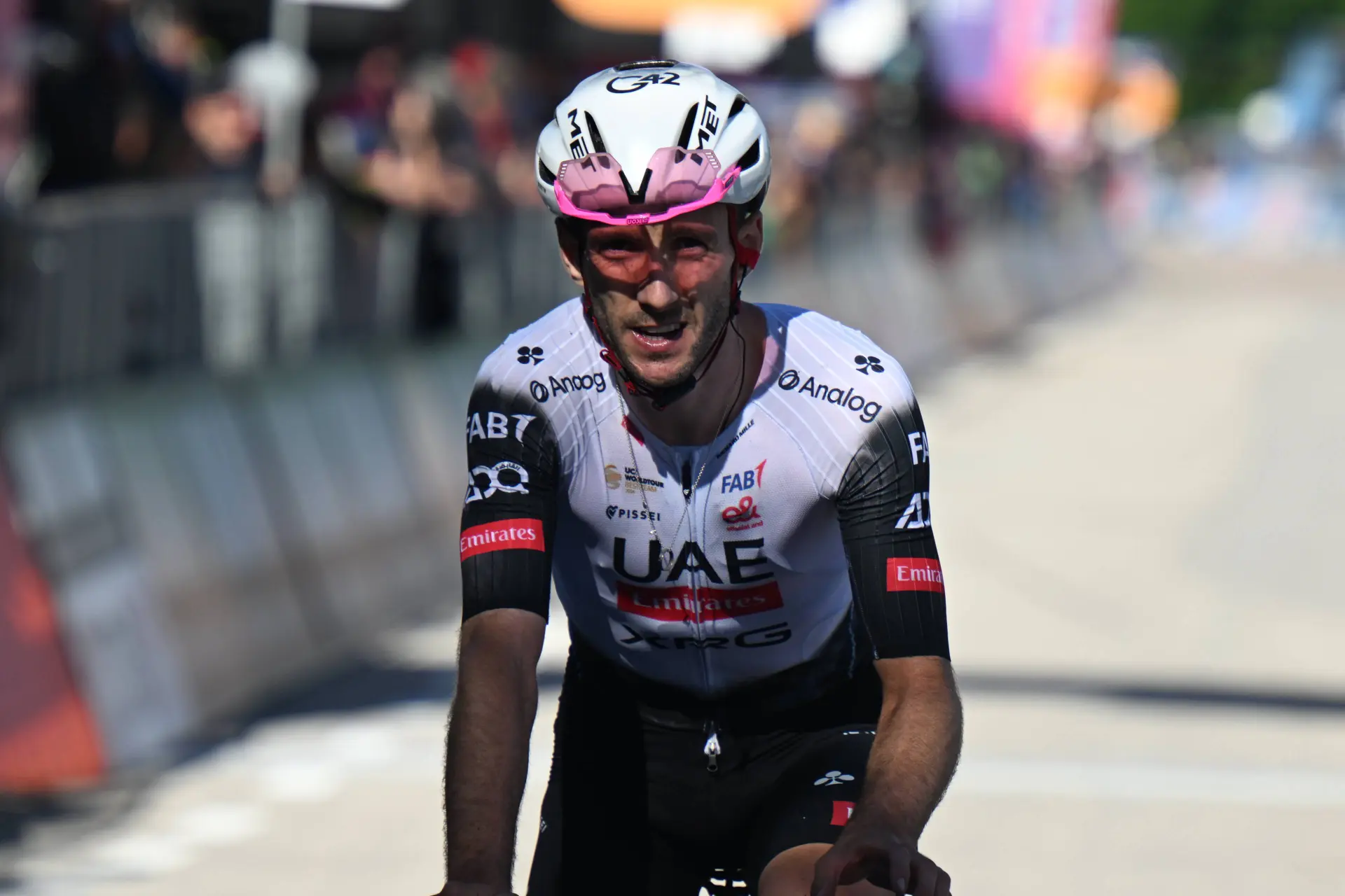 Resultados Coppa Agostoni 2025: Adam Yates vence a solo e Emirates aproxima-se do marco de 100 vitórias numa época