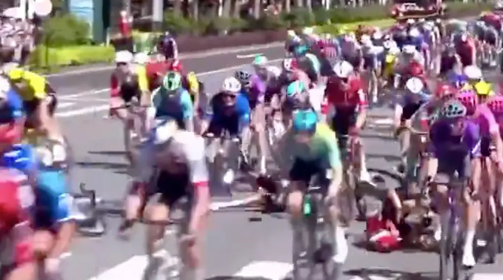 VÍDEO: Gémeos Oliveira descoordenam-se e causam queda coletiva na 1ª etapa da Volta a Guangxi