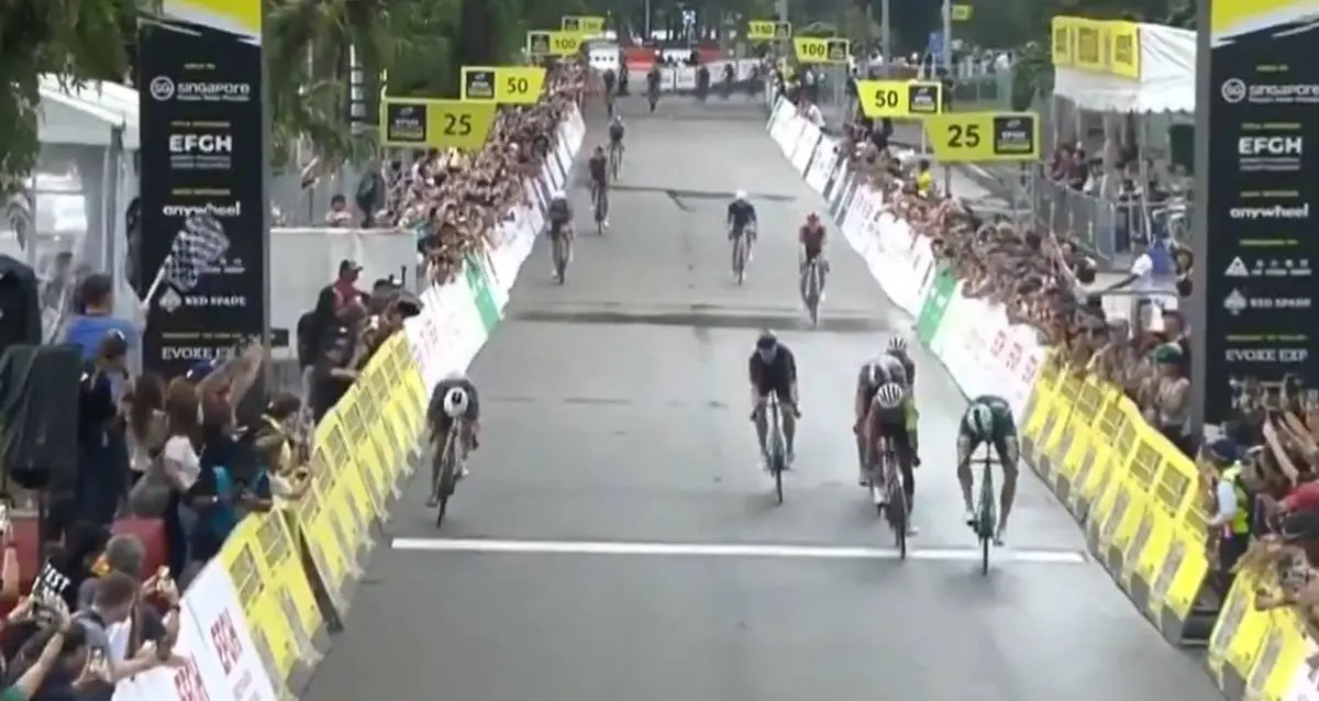 Vídeo: Jonathan Milan vence o Criterium da Volta a França em Singapura à frente de Girmay e Philipsen