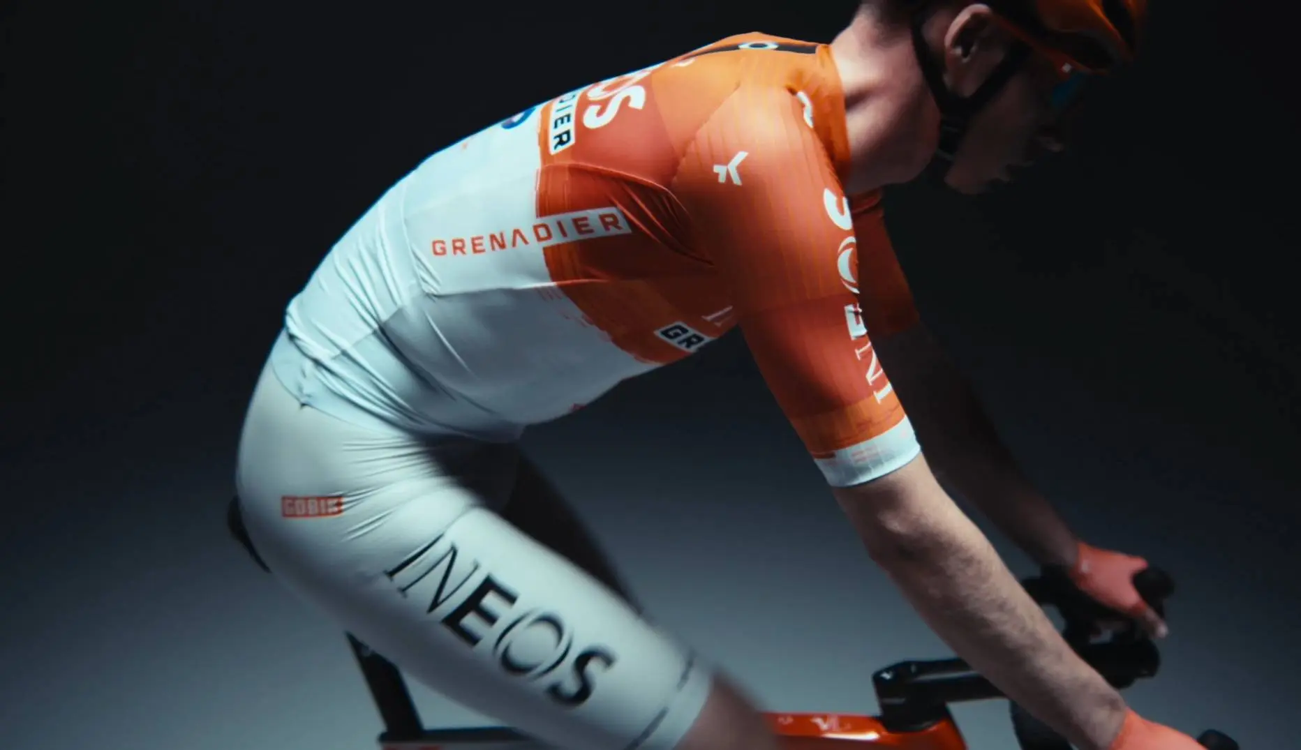 VÍDEO: INEOS Grenadiers revela novo equipamento para 2026 e agita o pelotão com mudança visual marcante