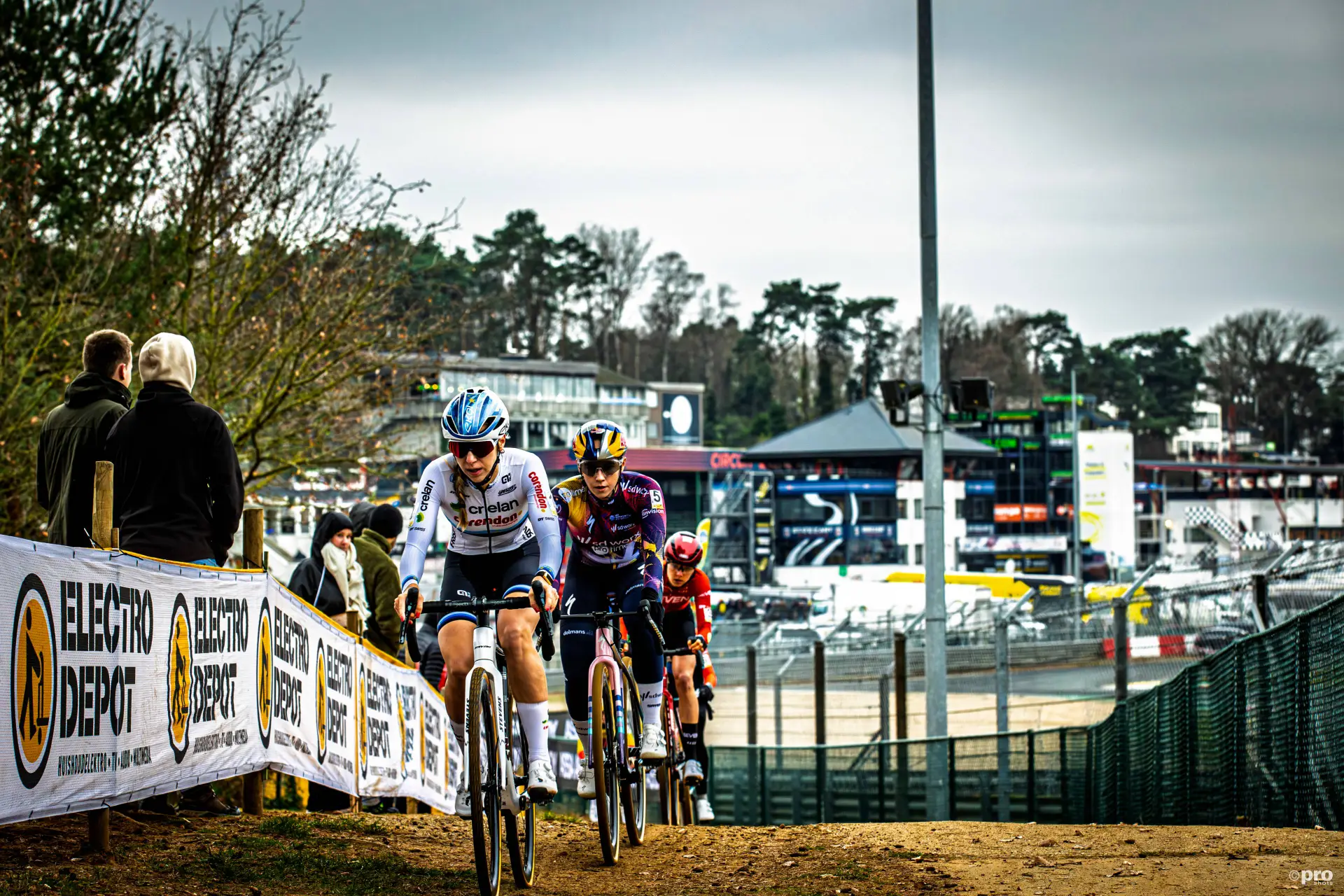 Inge van der Heijden racing cyclocross in the 2025-2026 cyclocross season
