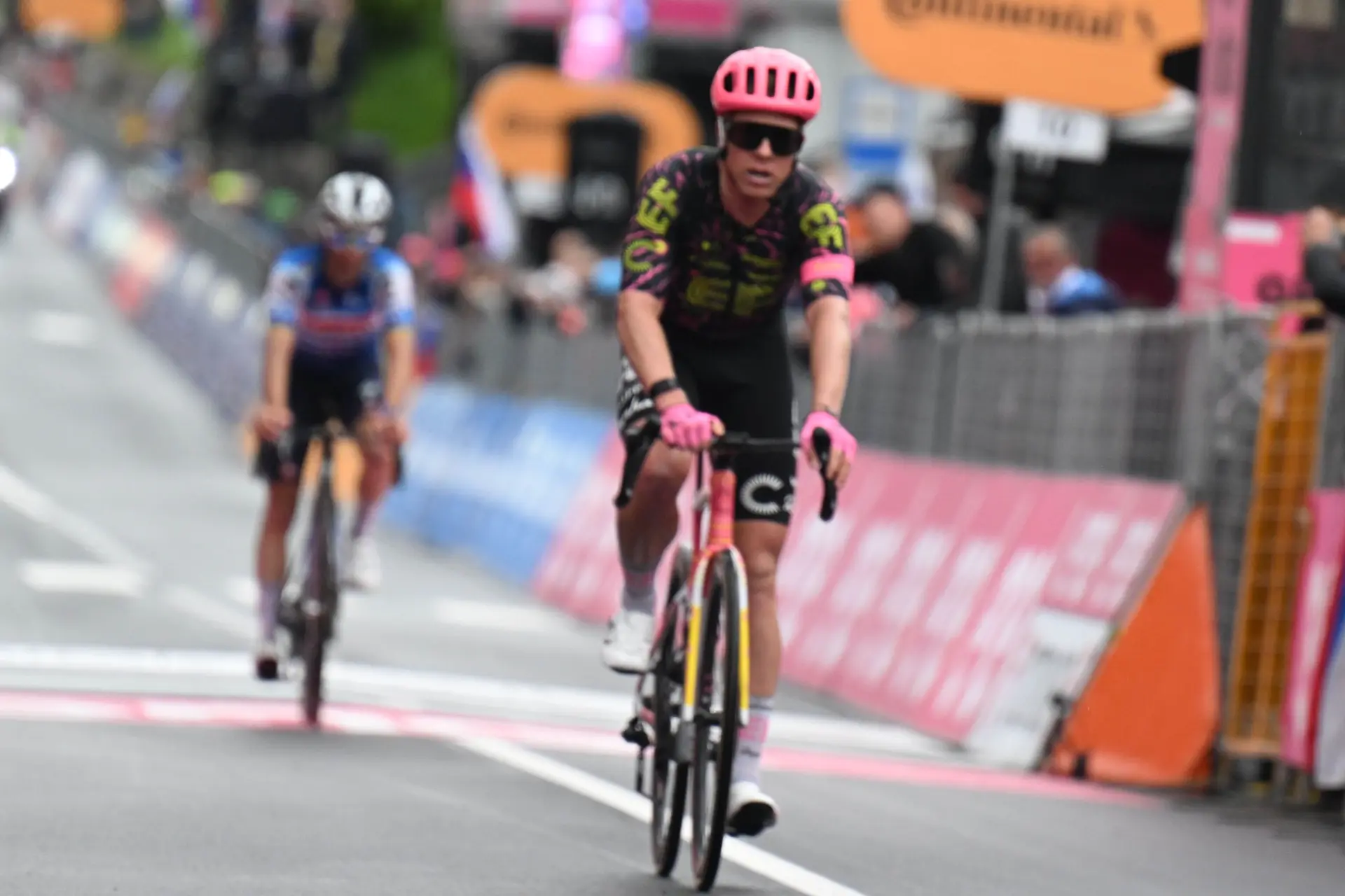 “Caguei-me todo, literalmente”: Michael Valgren quer vingar-se da estreia manchada no Paris-Roubaix