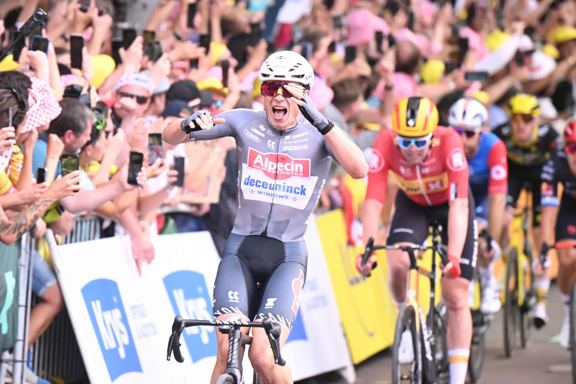 “Melhorou imenso e está absolutamente formidável” – Jasper Philipsen não tem dúvidas sobre quem será o seu principal rival nos sprints em 2026