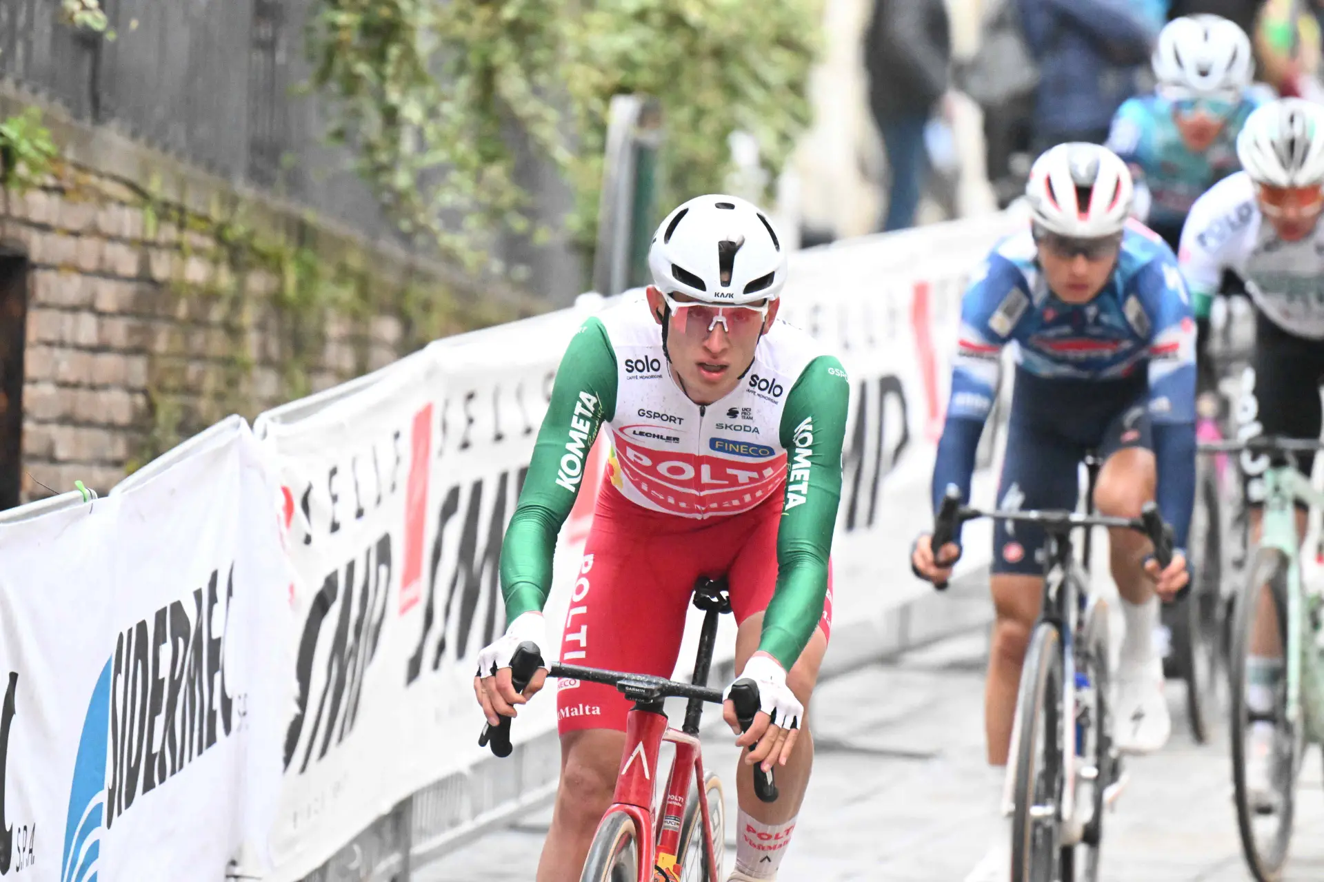 Juri e multas - 11a etapa da Volta a Itália 2026: Jovem italiano vê amarelo por posição irregular na bicicleta