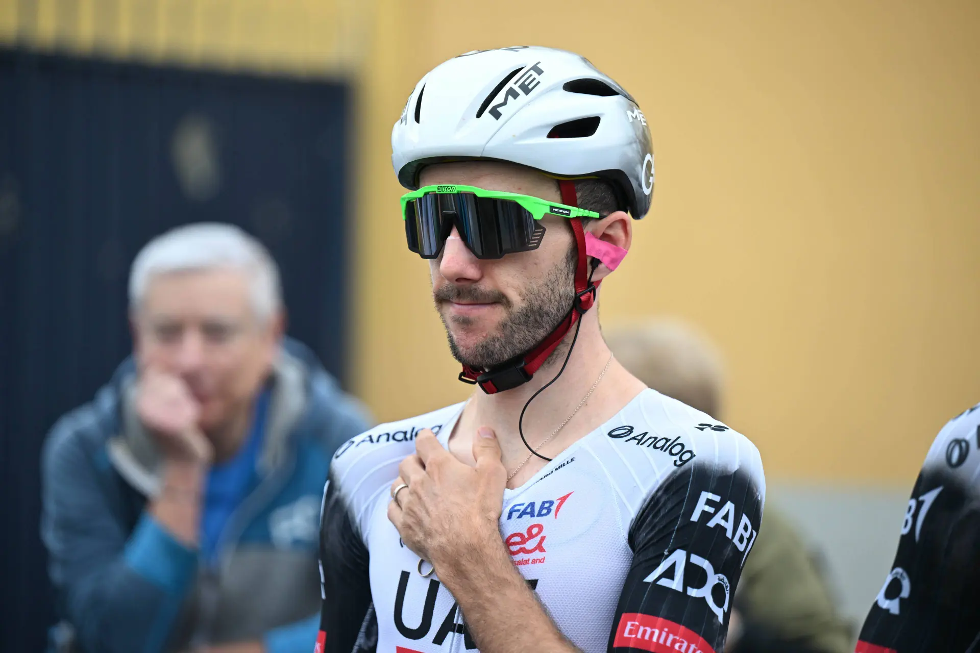 “Temos sempre dois ou três ciclistas capazes de ganhar”: Adam Yates aponta o principal segredo da Emirates para ser a equipa mais vitoriosa