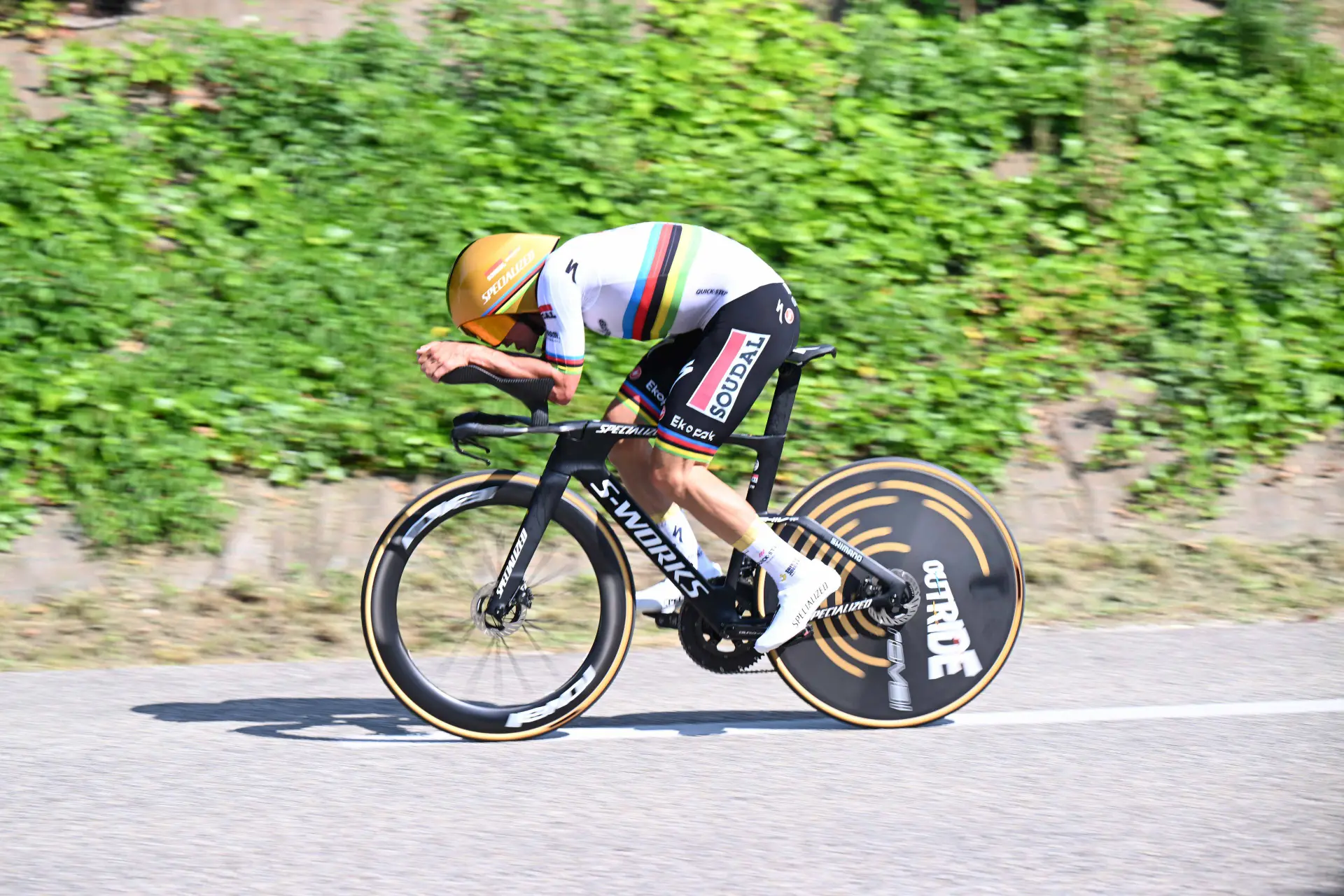 “Vou poder partir um pouco mais tarde”: Remco Evenepoel ganha vantagem crucial antes de um contrarrelógio chuvoso