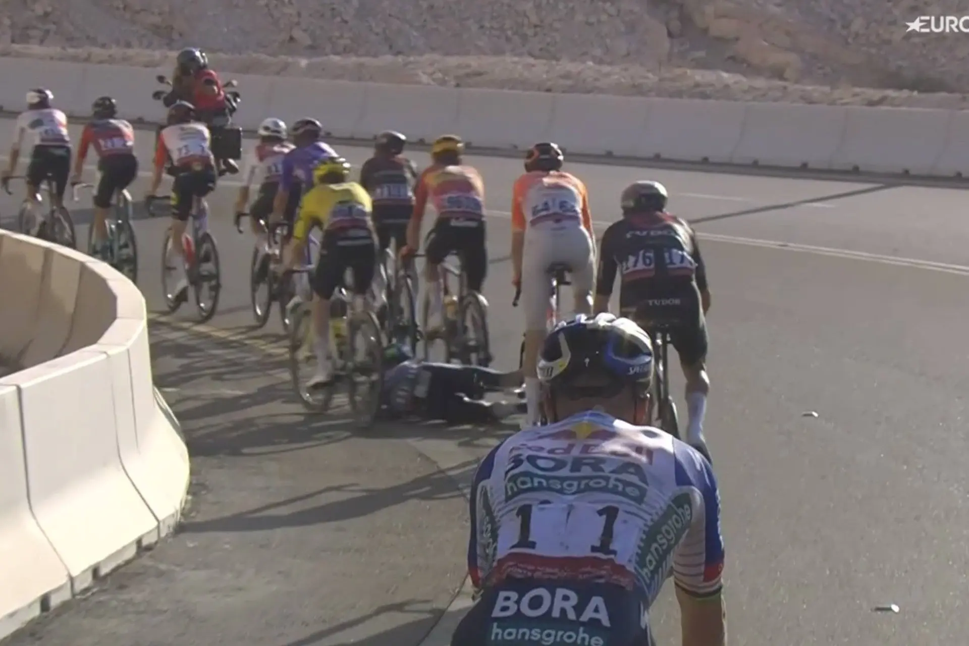Ilan van Wilder crashes on stage 6 of the 2026 UAE Tour
