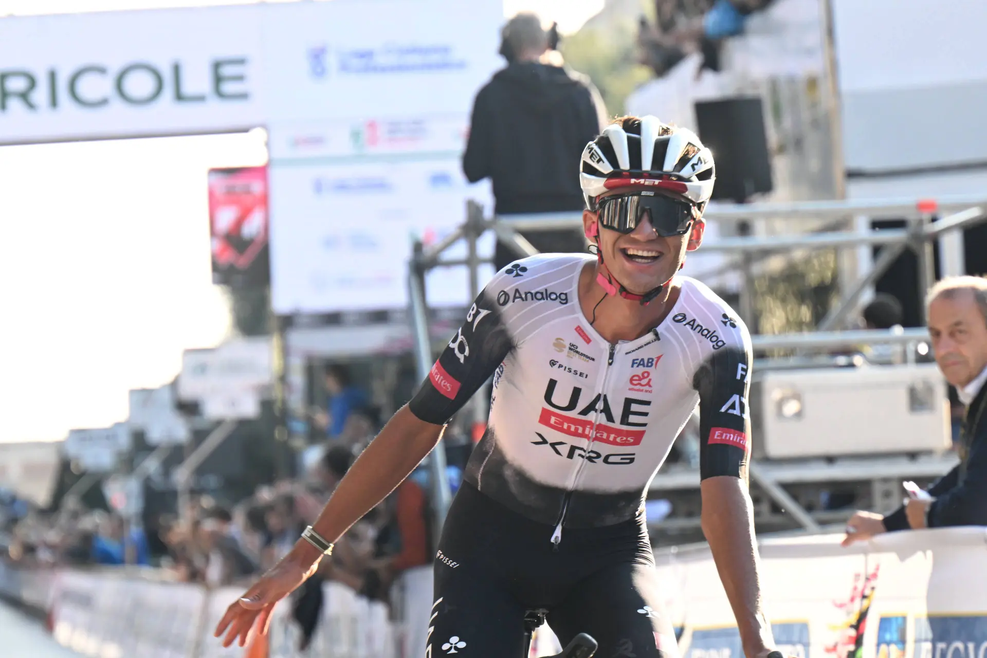 “É simplesmente louco” - Isaac del Toro surpreende-se com vitória inesperada na 1ª etapa do UAE Tour