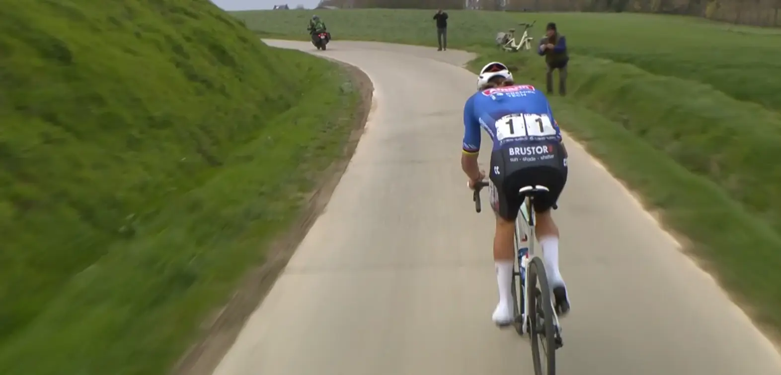 LIVE | E3 Saxo Classic 2026 - Mathieu van der Poel destroys his rivals and launches into full chase mode