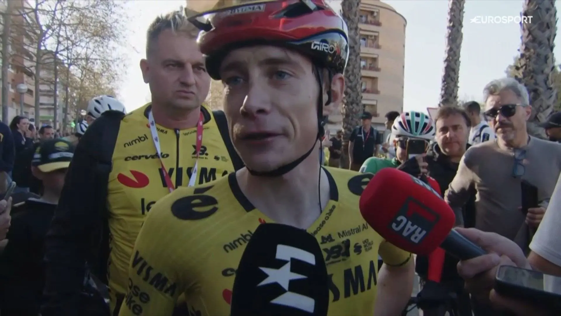 “Ele simplesmente foi catapultado por cima do guiador” - Jonas Vingegaard chocado com a queda de Evenepoel; foi alcançado por “não querer tirar partido” da situação