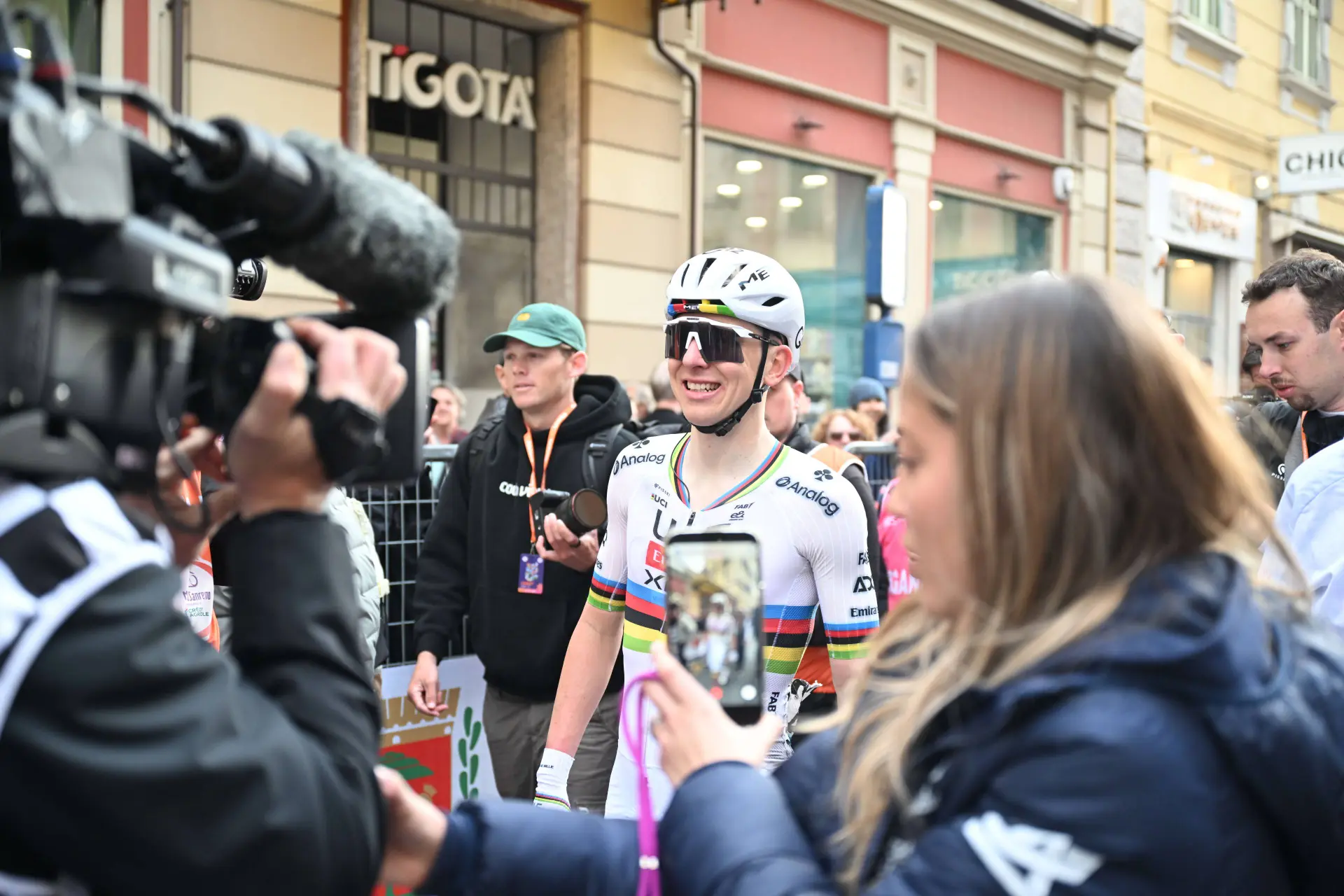 Quer ter uma peça única da história do ciclismo? Tadej Pogacar leiloa a camisola rasgada com que venceu a Milão-Sanremo para uma causa solidária