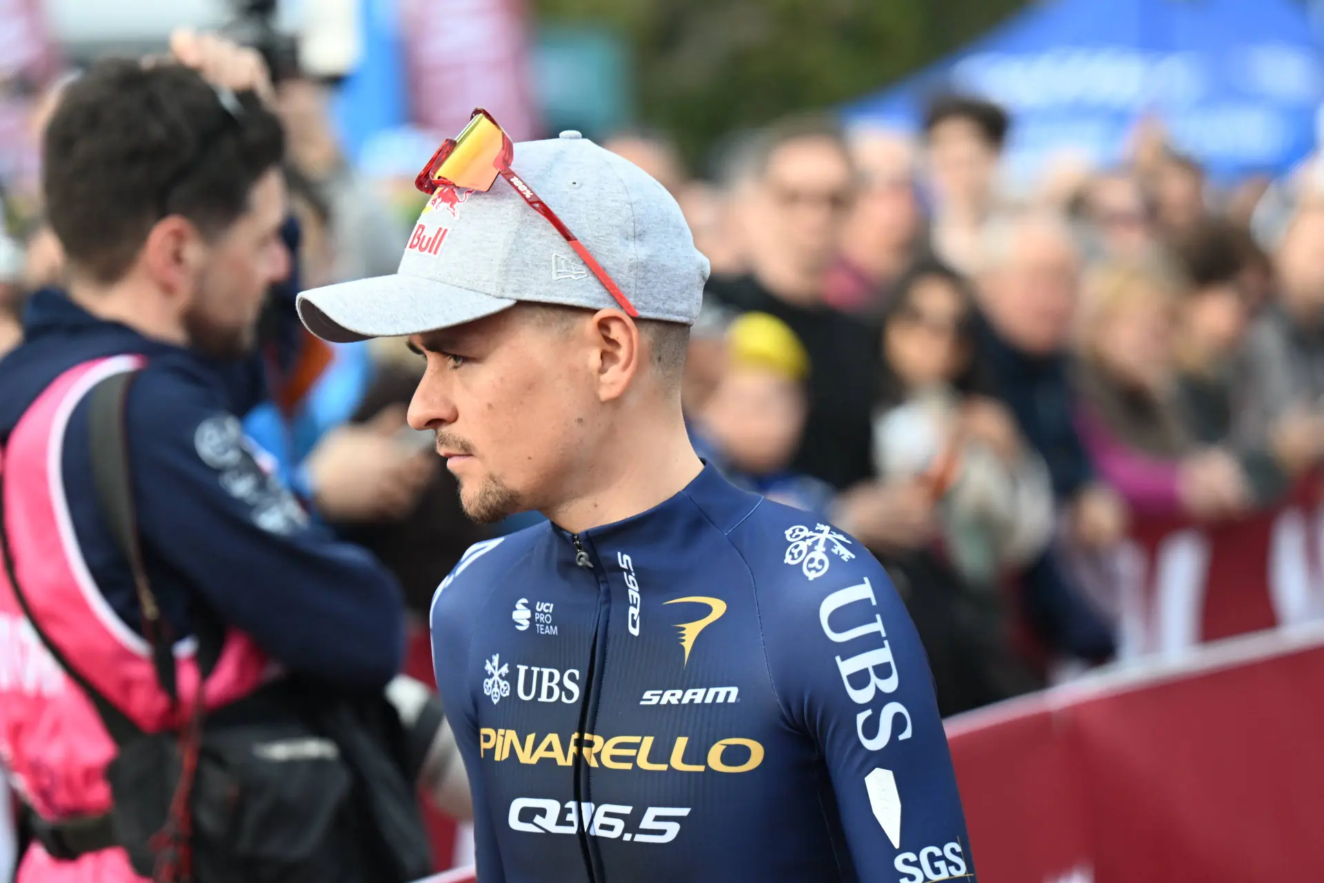 “Não é o ideal, mas certamente não é impossível” - Treinador de Tom Pidcock explica abordagem pouco convencional para a Milan-Sanremo