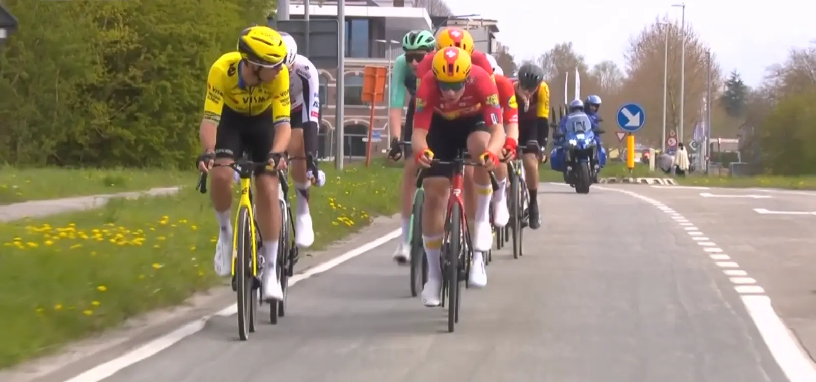 LIVE | Dwars door Vlaanderen 2026 -  A very strong group at the front of the race, with INEOS and Alpecin taking up the chase