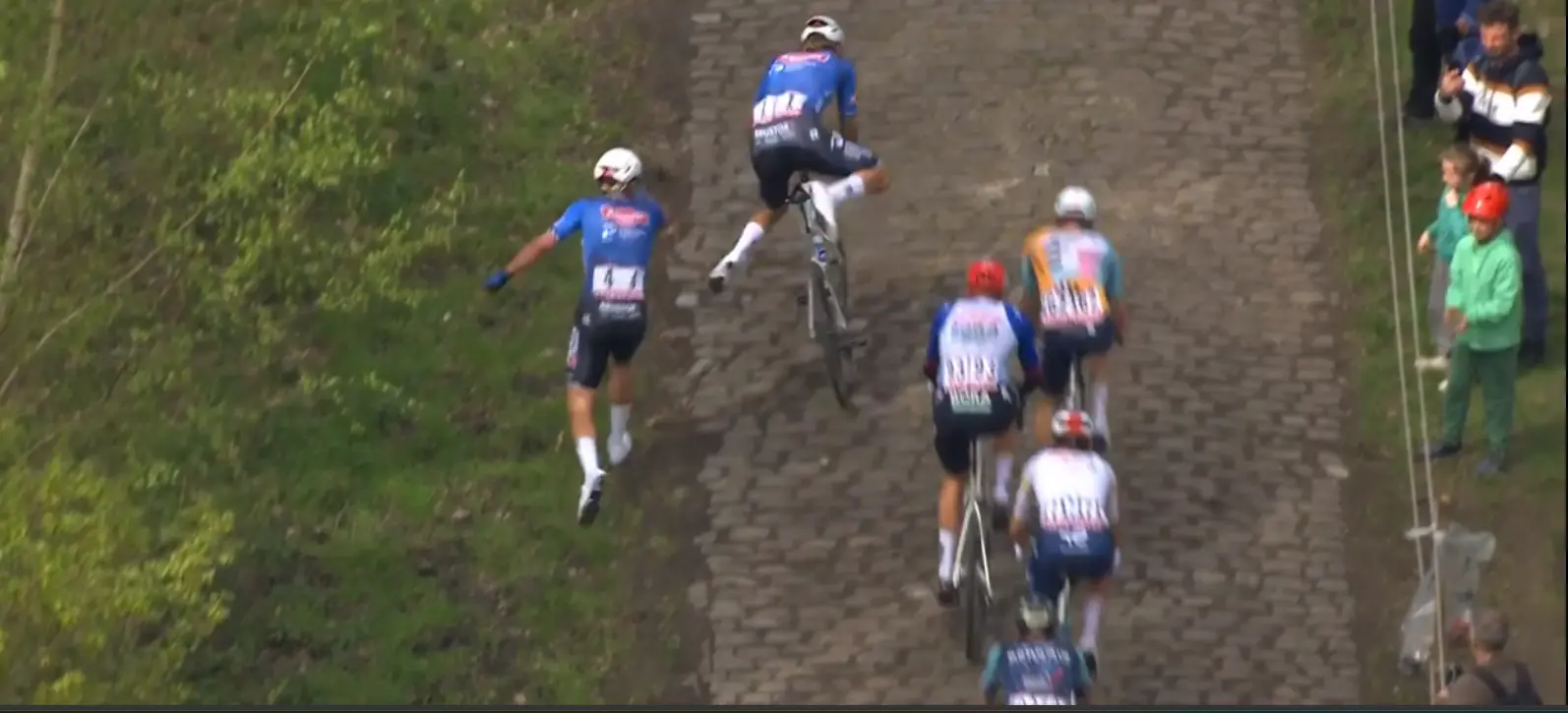 “A certa altura, voltei mesmo a acreditar”: Tom Dumoulin elogia a perseguição impossível de Van der Poel no Paris-Roubaix