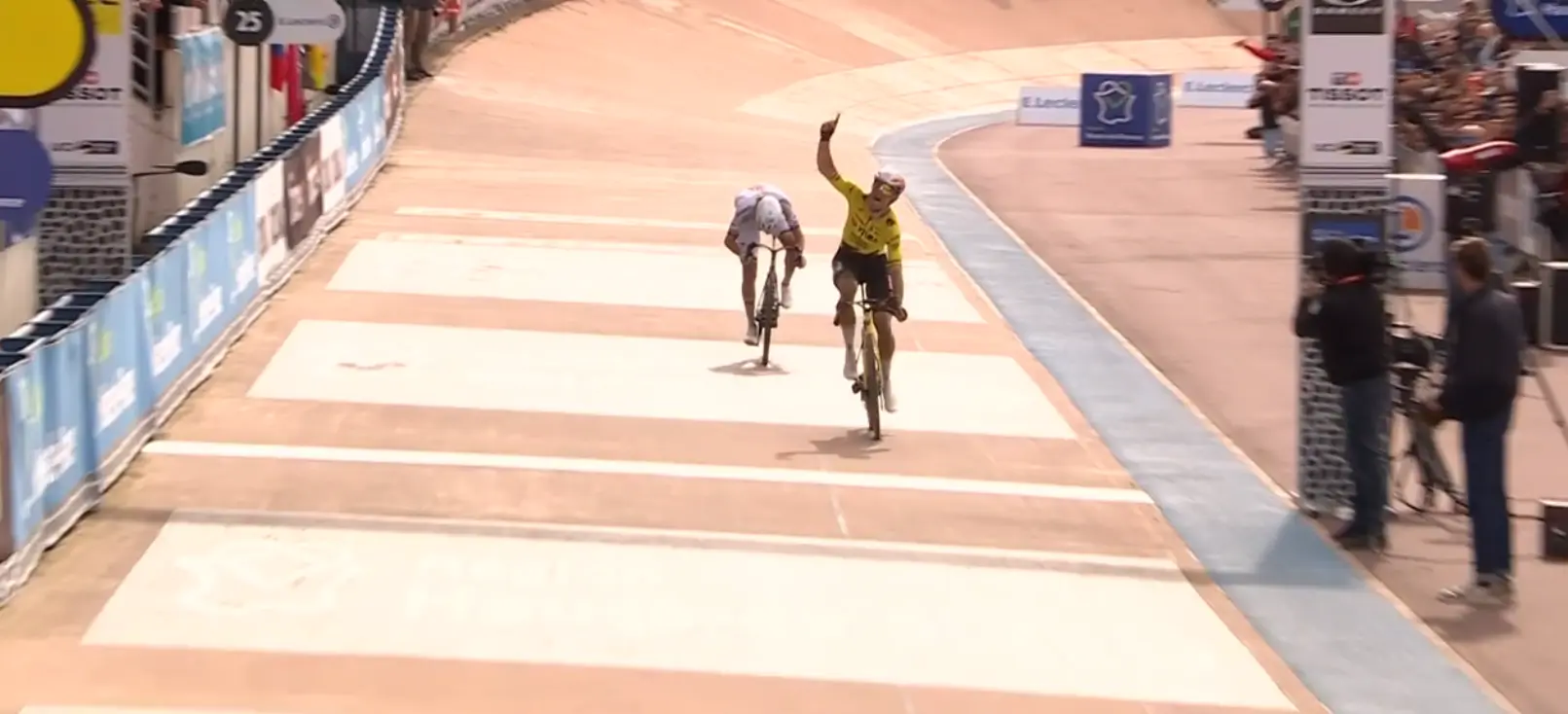 Resultados Paris-Roubaix 2026: OBRIGADO CICLISMO, Wout Van Aert bate Pogacar no velódromo e é campeão do Inferno do Norte!