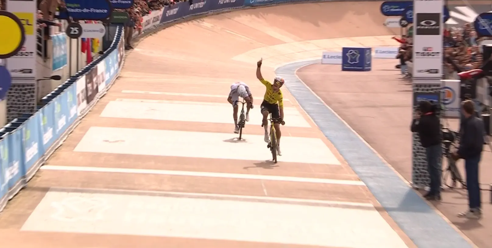 Results Paris-Roubaix 2026 | Wout Van Aerts beats Tadej Pogacar to take MONUMENTAL victory; Stuyven third with unlucky van der Poel just outside the podium