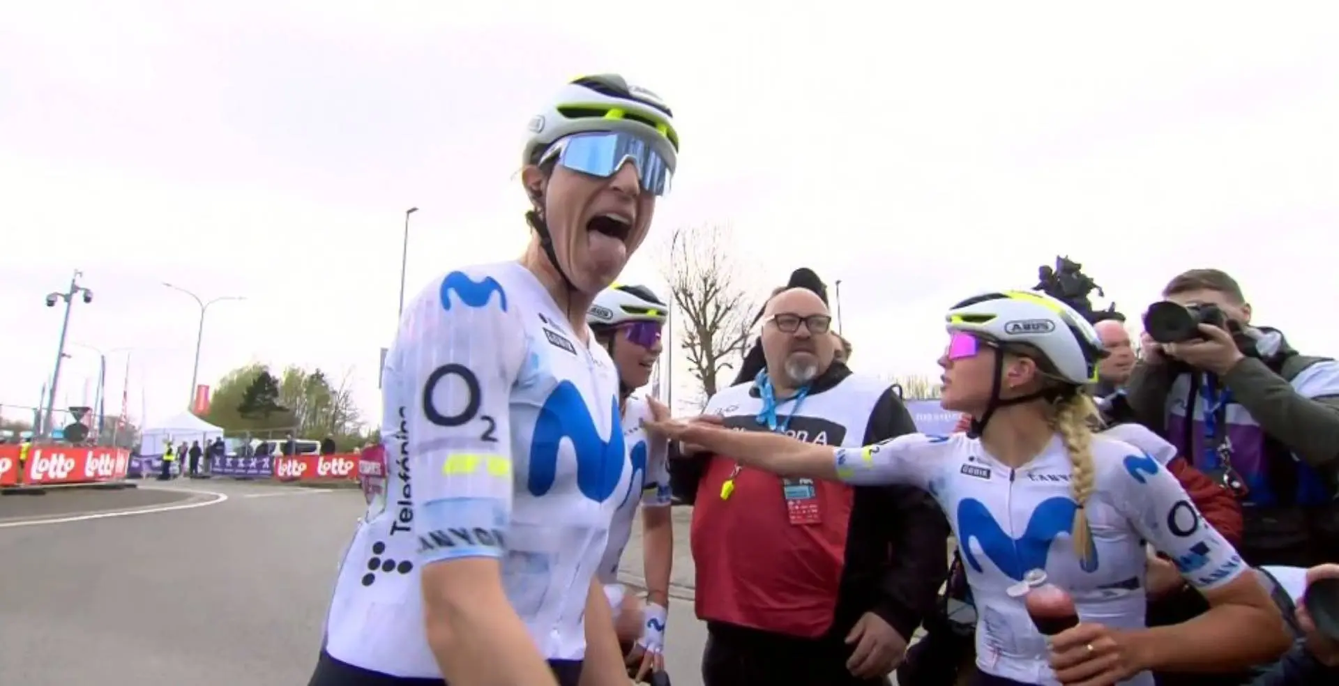 Results Dwars door Vlaanderen WE 2026 | Marlen Reusser edges Demi Vollering after leading duo nearly throw away victory late