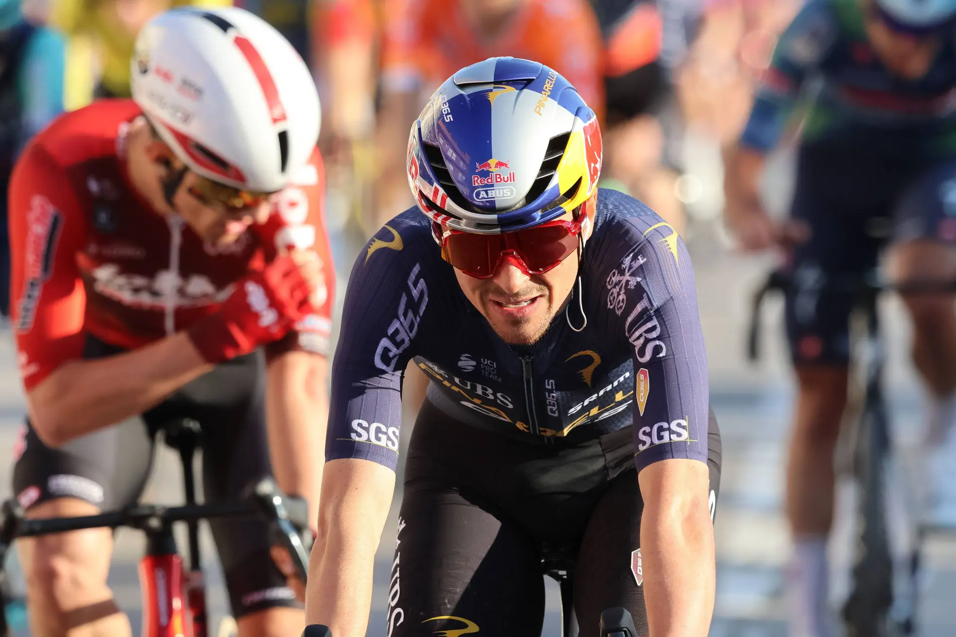 “Na primeira subida, fiquei cortado...” - Tom Pidcock surpreende a Volta aos Alpes com vitória na 3a etapa no regresso após queda na ravina na Volta à Catalunha