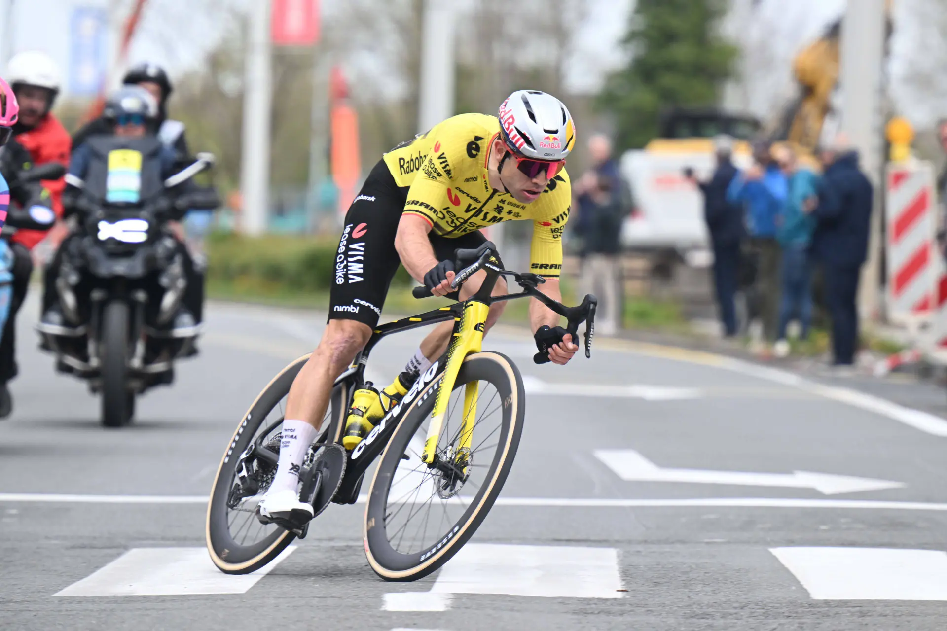 “I have to thank Mads Pedersen for an amazing ride, we worked well together” - Wout van Aert falls short of podium in “crazy” Flanders finale