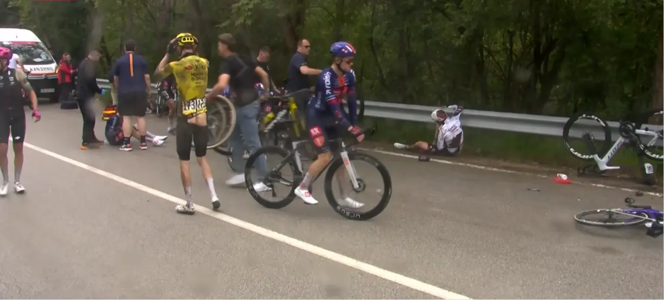 Debate 2a etapa da Volta a Itália, obstáculos na estrada e uma queda a alta velocidade ensombram o dia de pesadelo da UAE Team Emirates