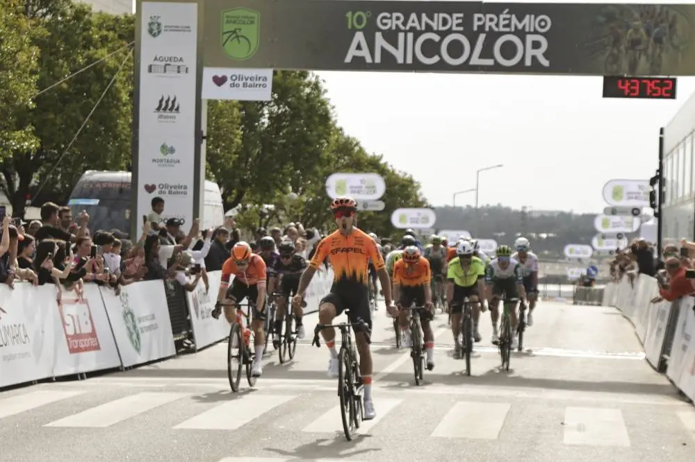 Tiago Antunes vence etapa animada e é o primeiro líder do Grande Prémio Anicolor