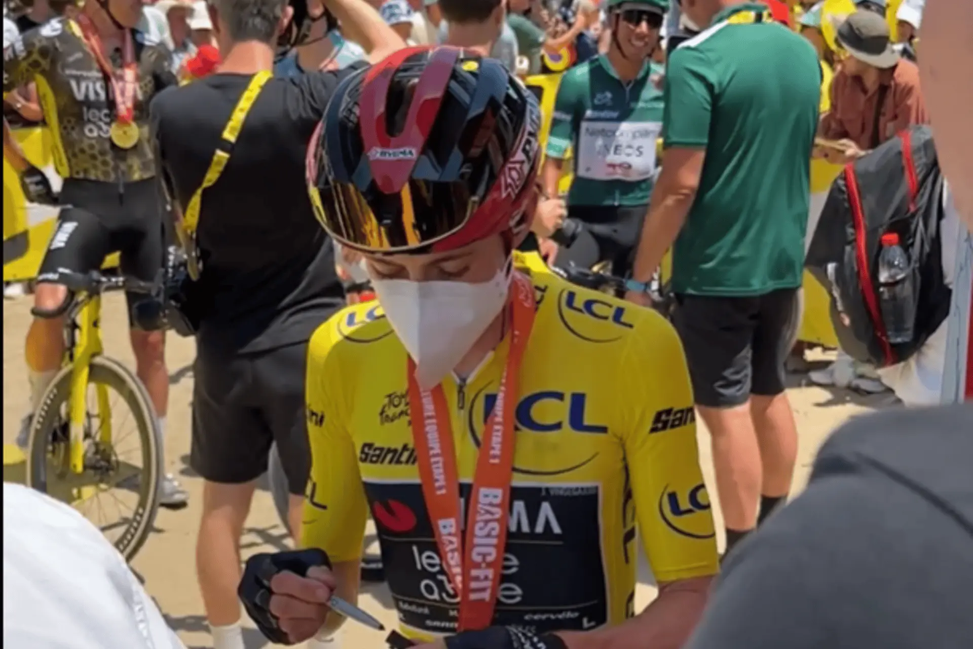 “There already is some sickness in the bunch” – Jonas Vingegaard takes facemask precaution for media duties before first Tour de France stage in yellow