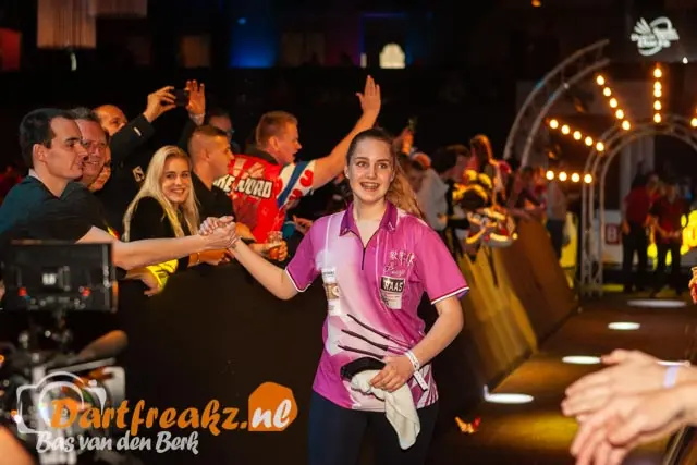 PDC Women's Series 14: dubbelslag voor Greaves na zege op Sherrock in finale