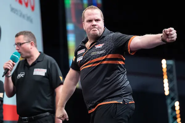Van Gerwen verslaat Clemens, geblesseerde Van Duijvenbode wint op bijzondere wijze in Leeuwarden