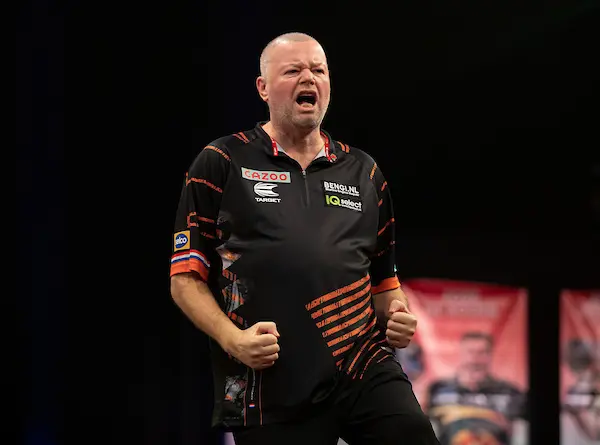 European Darts Grand Prix: Van Barneveld overtuigt, Montgomery verrast Clayton en Schindler wint Duits onderonsje