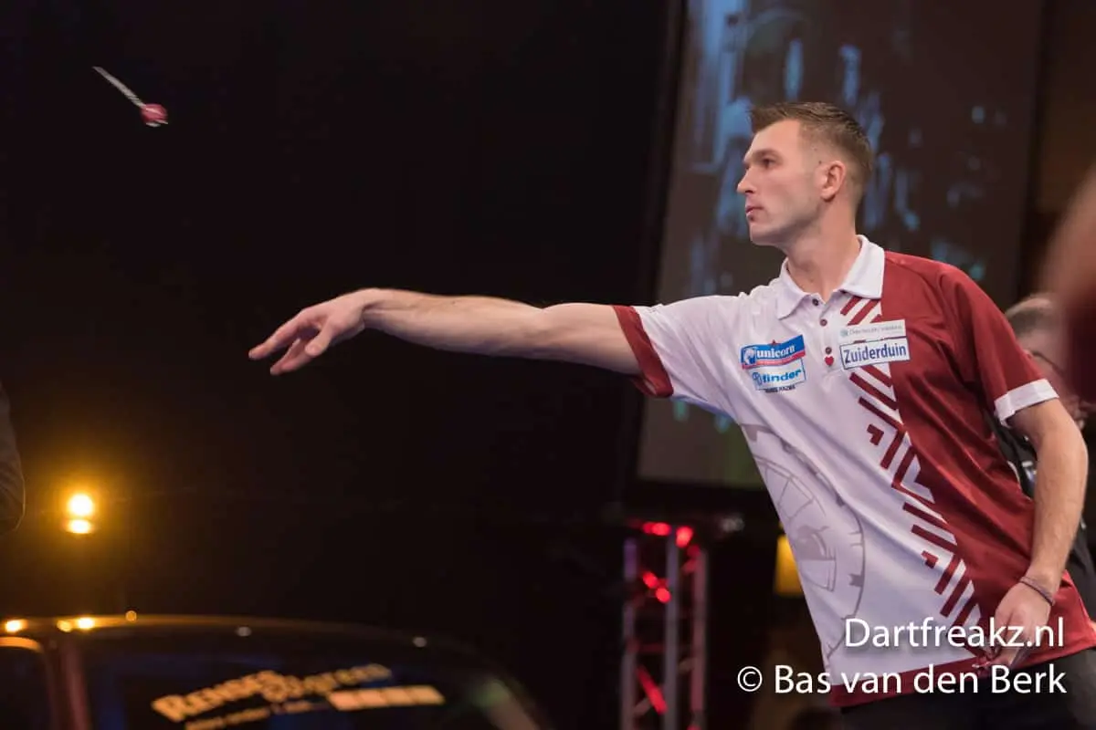 Madars Razma leek door een auto-ongeluk de World Cup of Darts te missen maar heeft goed nieuws