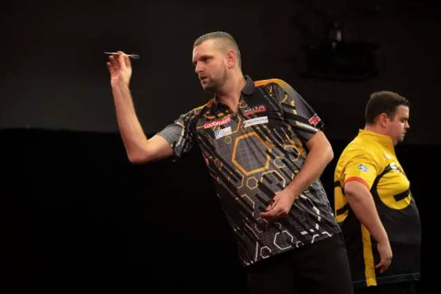 Kleermaker moet debuut op het PDC WK uitstellen, Carolissen door naar ronde twee