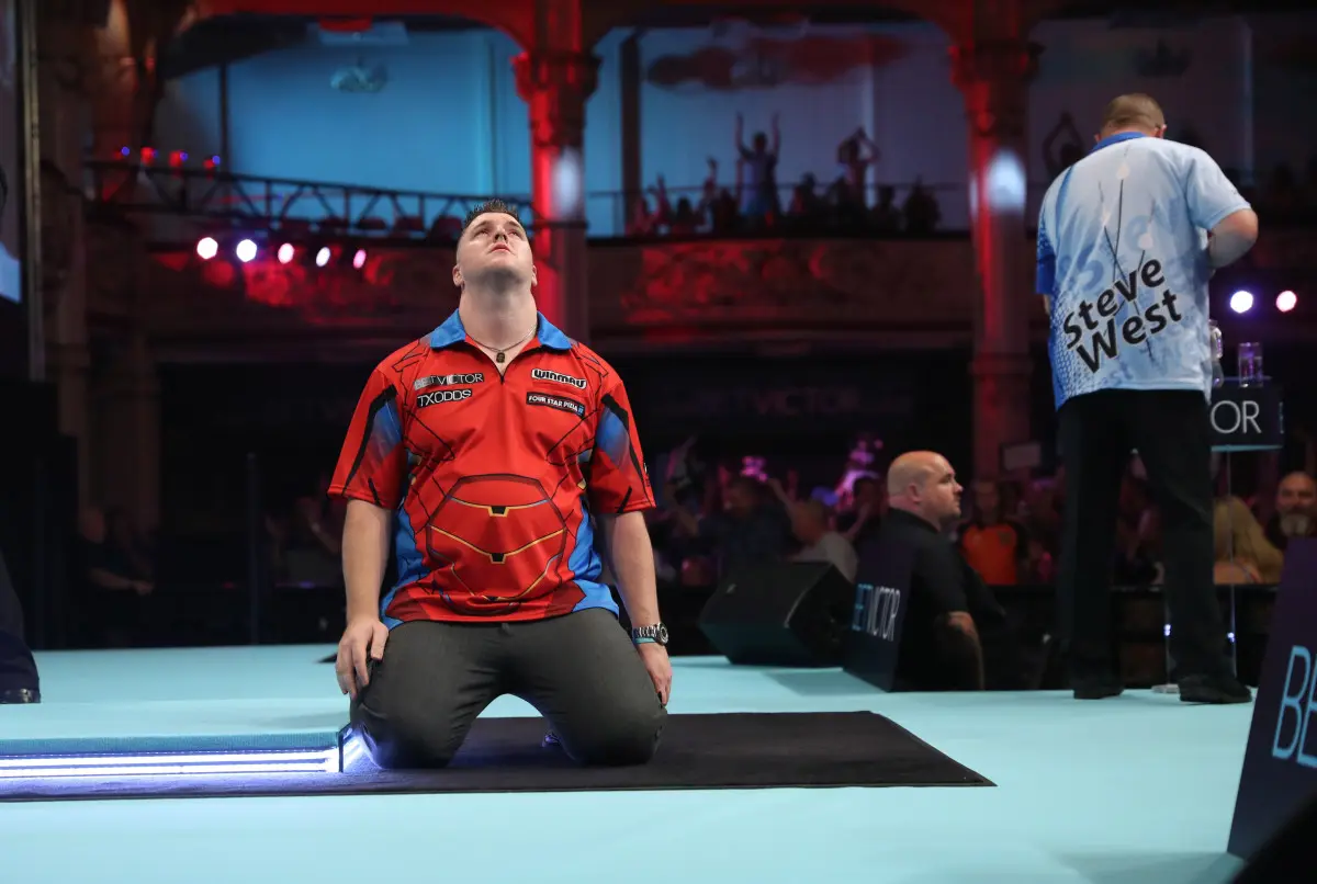 Historische dartmoment: Gurney scoort zijn eerste 9-darter in professionele carrière