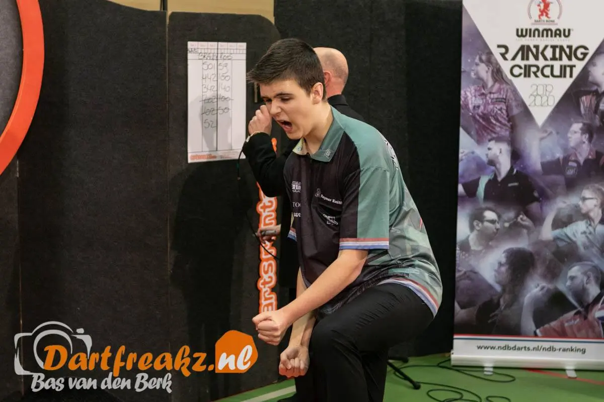 Opmerkelijke prestatie van jonge Haagse dart sensatie Bradly Roes in Modus Super Series*
