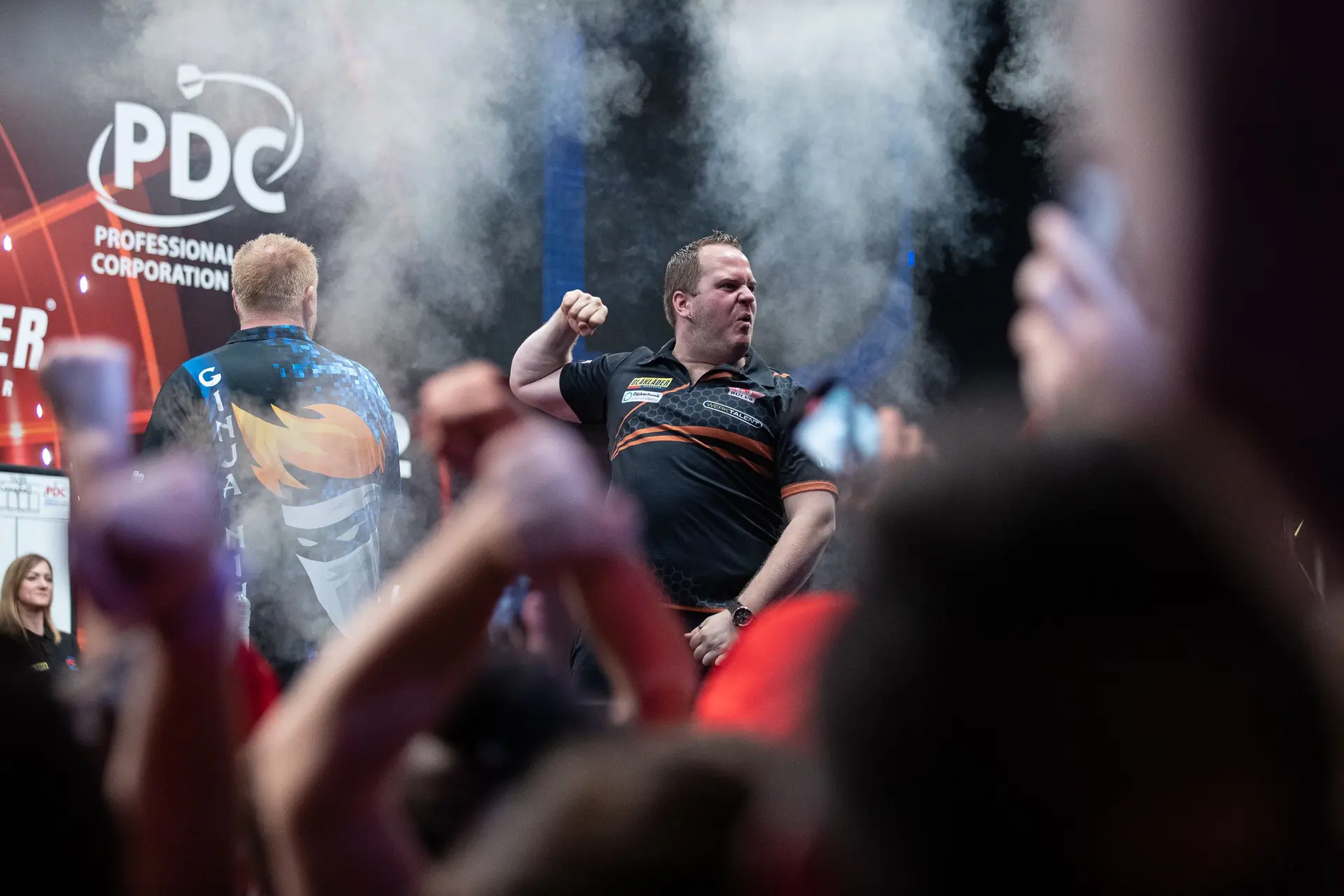 Van Duijvenbode pakt een van laatste acht plekken op World Series of Darts Finals