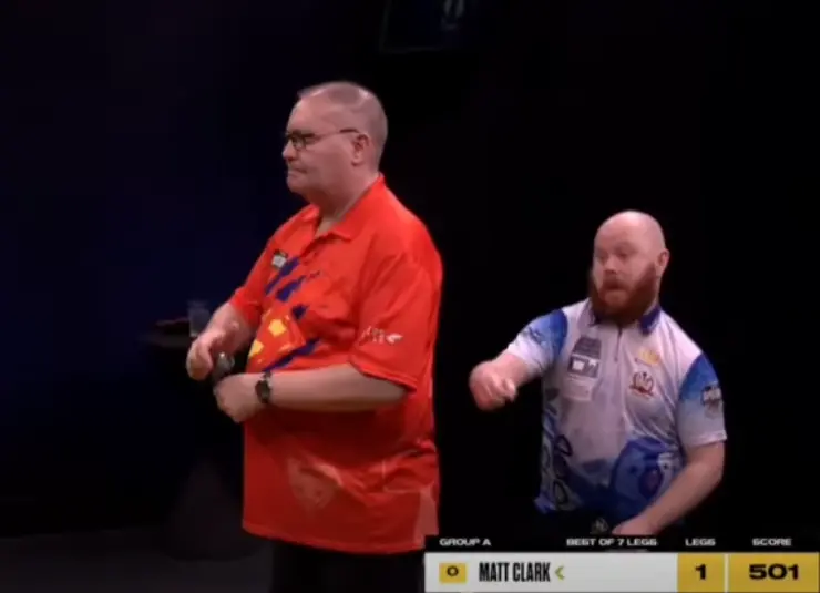 VIDEO: Ongemakkelijk moment wordt komisch opgelost door deze dartspeler