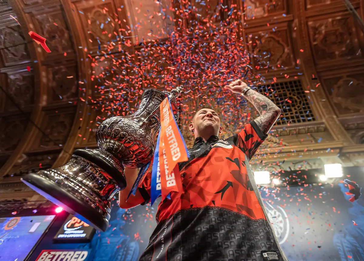 Nathan Aspinall en Jonny Clayton aan kop na sensationele Betfred World Matchplay