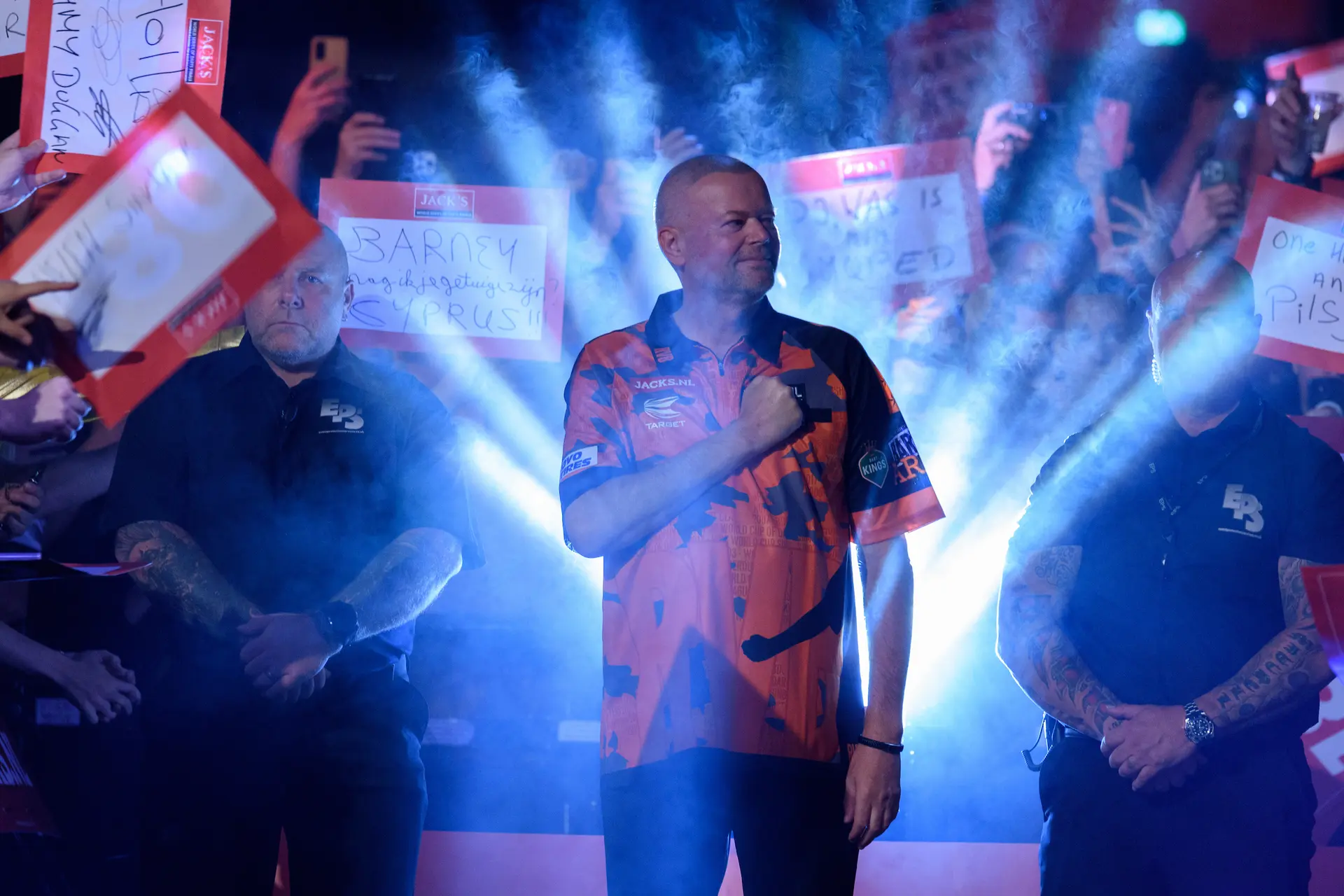 Van Barneveld grapt op social media om inkomende shampoo deals met nieuwe foto